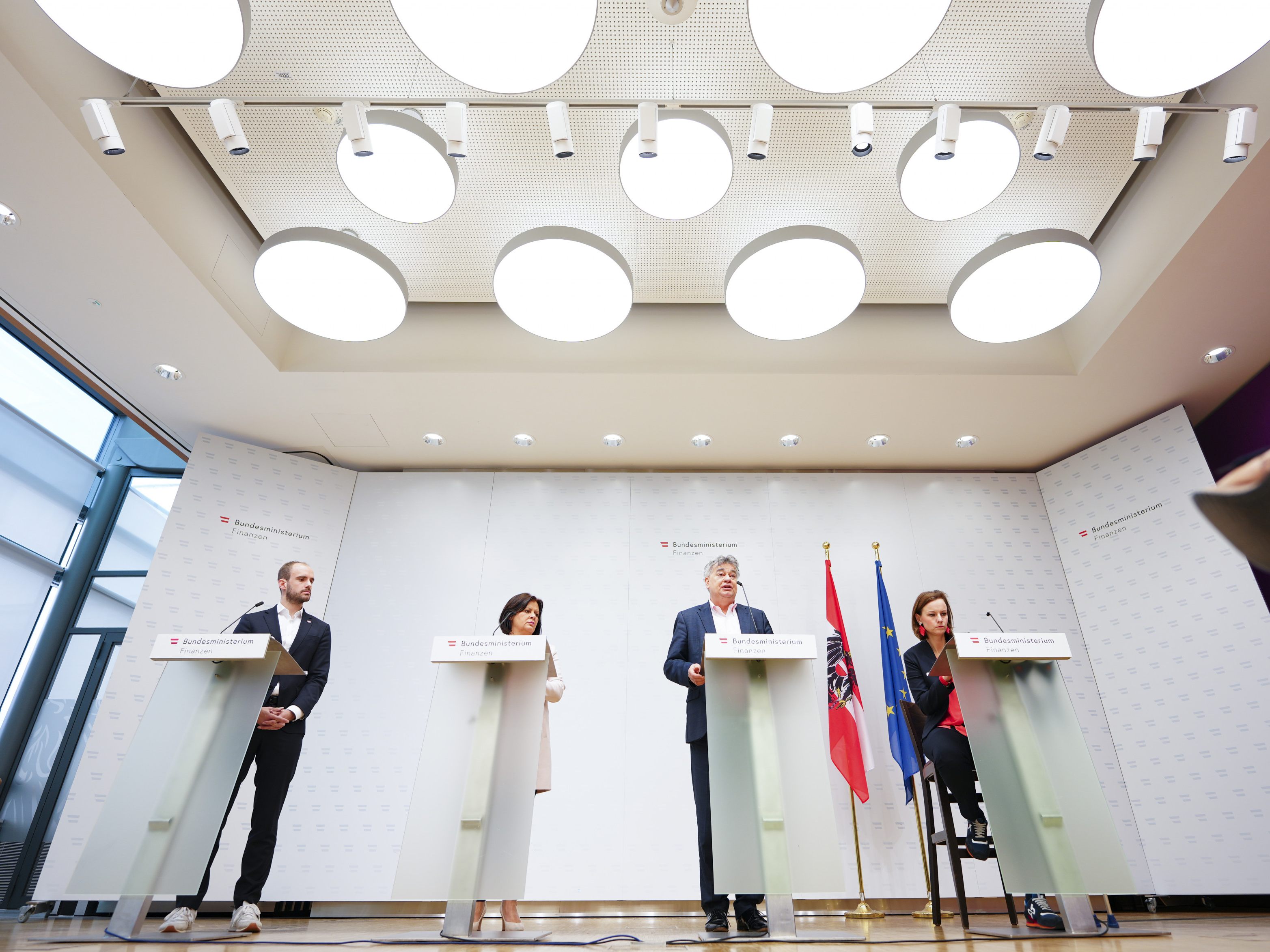 Die Regierung plant 3.500 Workshops zu "digitalen Fähigkeiten" für Gemeinden. Die Regierung plant 3.500 Workshops zu "digitalen Fähigkeiten" für Gemeinden.