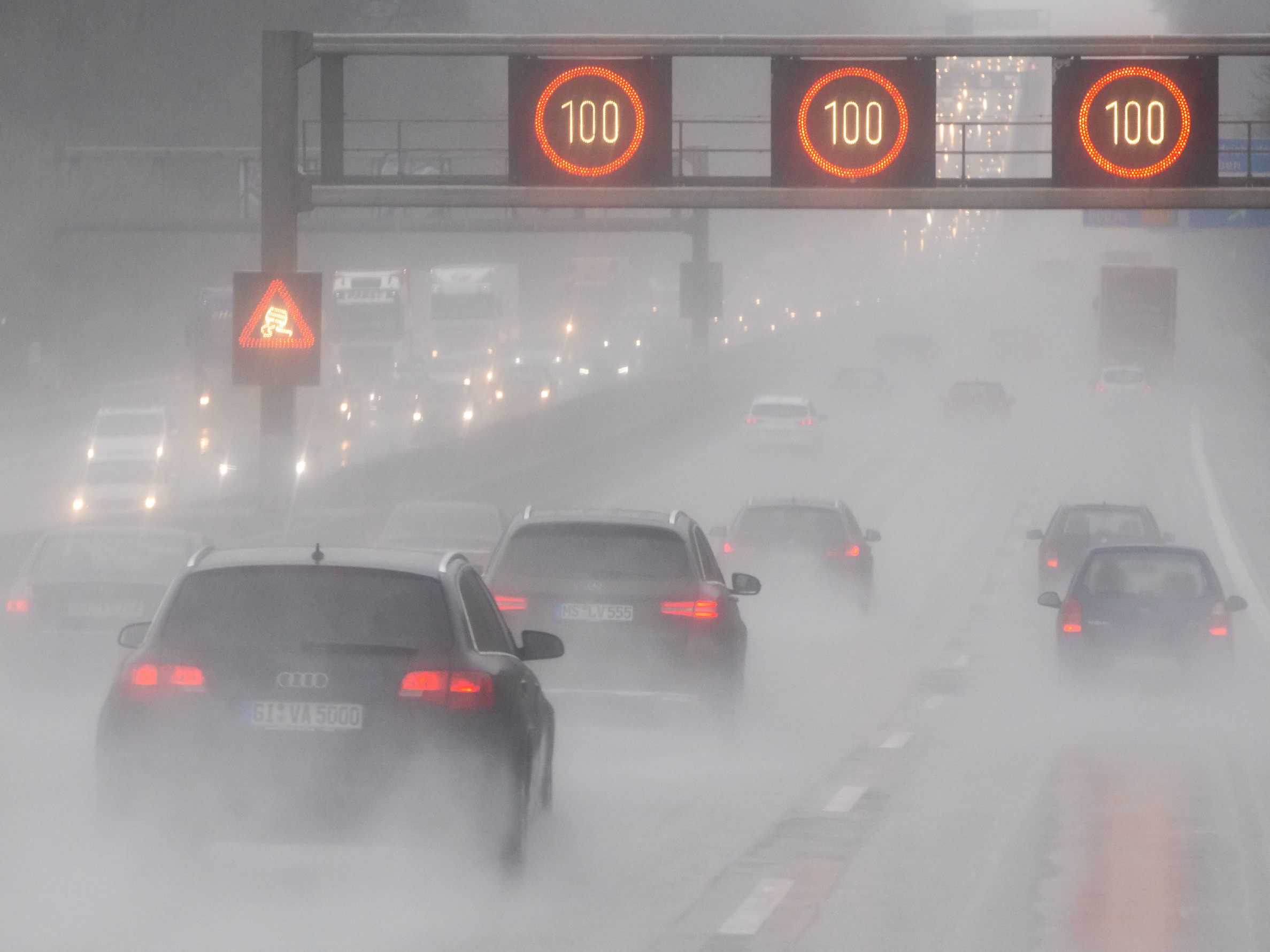 Die Mehrheit ist gegen Tempo 100 auf der Autobahn. Die Mehrheit ist gegen Tempo 100 auf der Autobahn.