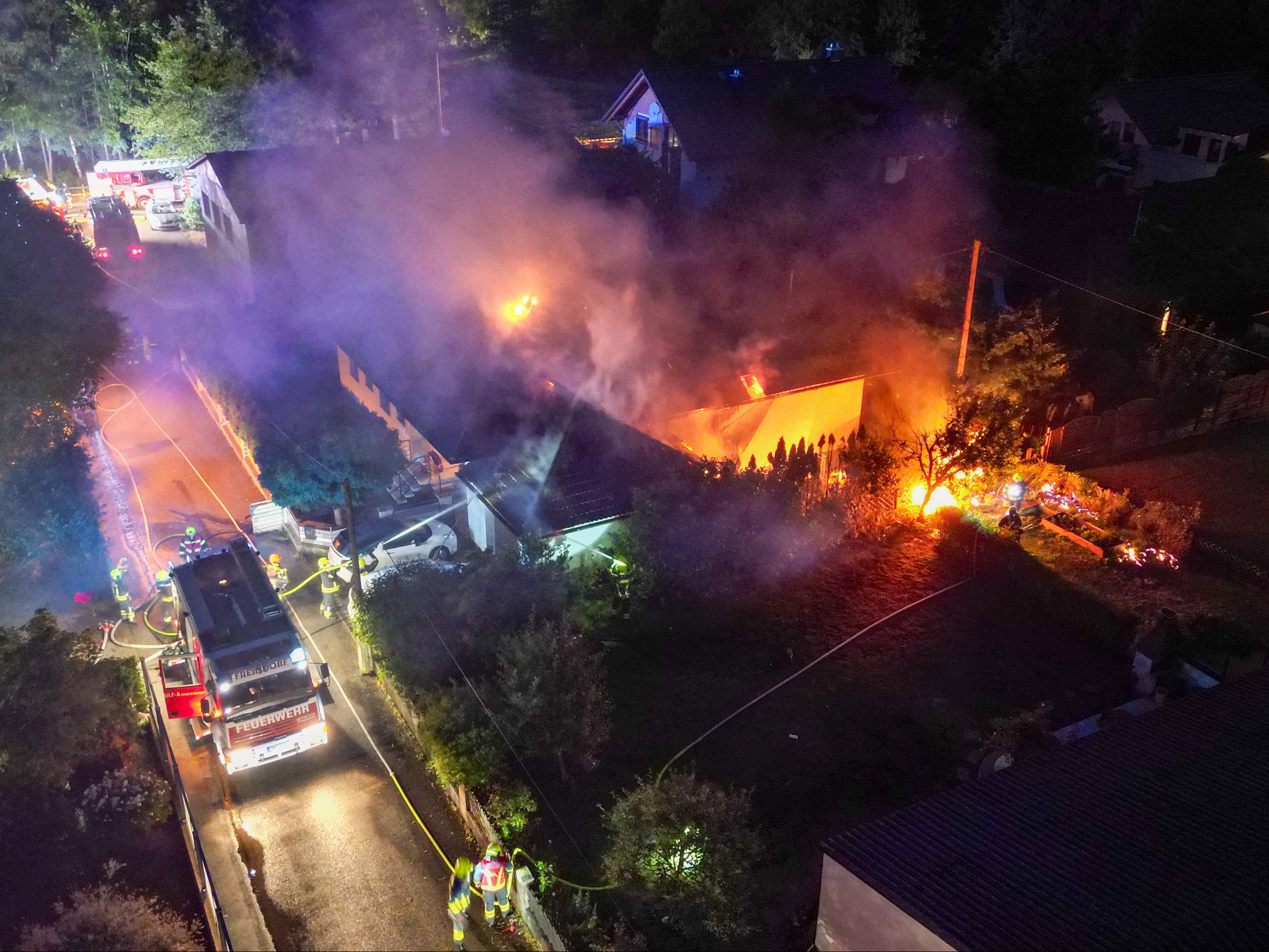 Nach einer Gasexplosion in Ansfelden können die 150 evakuierten Bewohner noch nicht wieder in ihre Häuser zurück.
