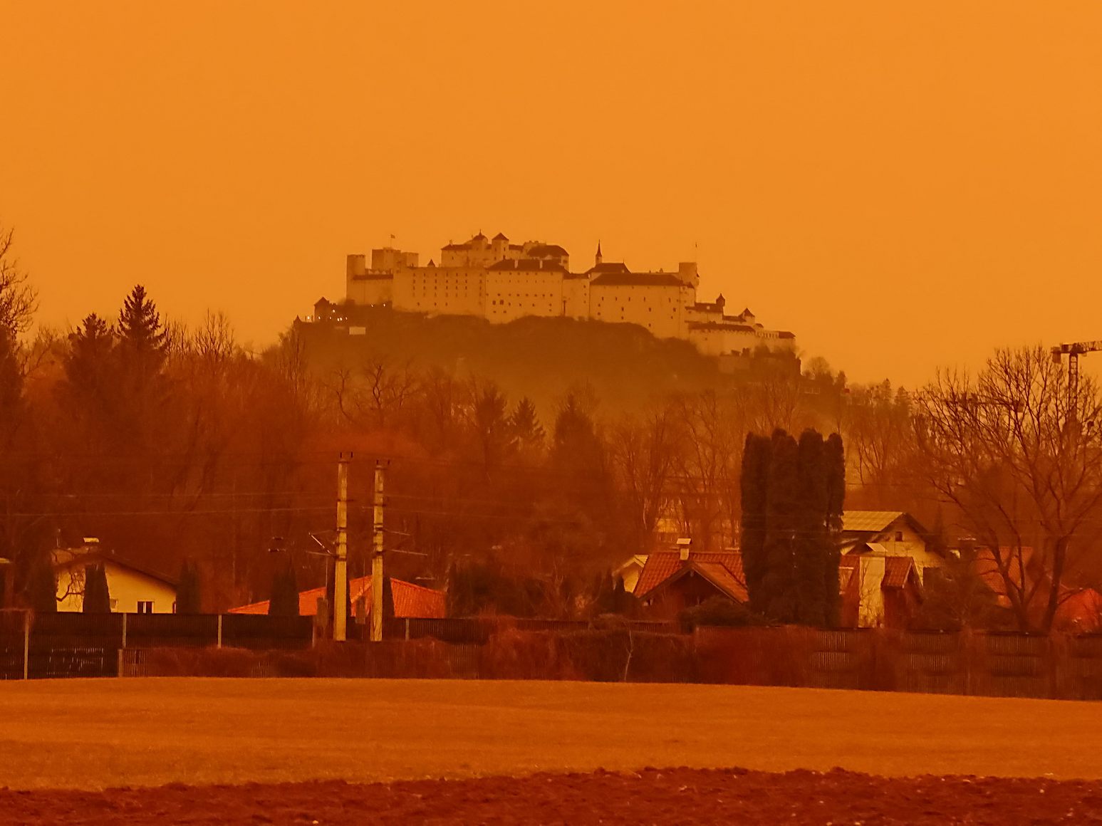 Saharastaub in der Luft kann den Himmel gelblich bis bräunlich wirken lassen. Saharastaub in der Luft kann den Himmel gelblich bis bräunlich wirken lassen.