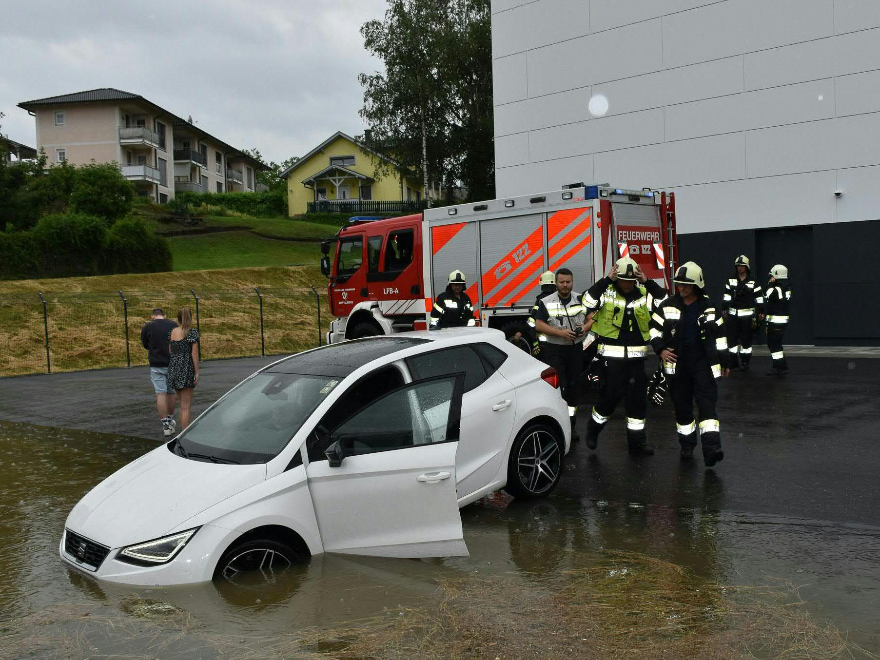 Zahlreiche Feuerwehren sind im Einsatz.