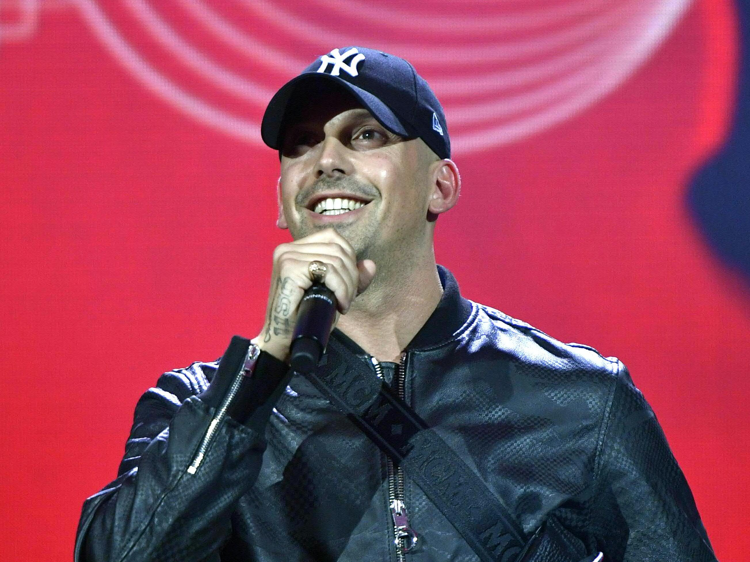 Raf Camora ist zum achten Mal auf Platz 1 bei den Deutschen Albumcharts.