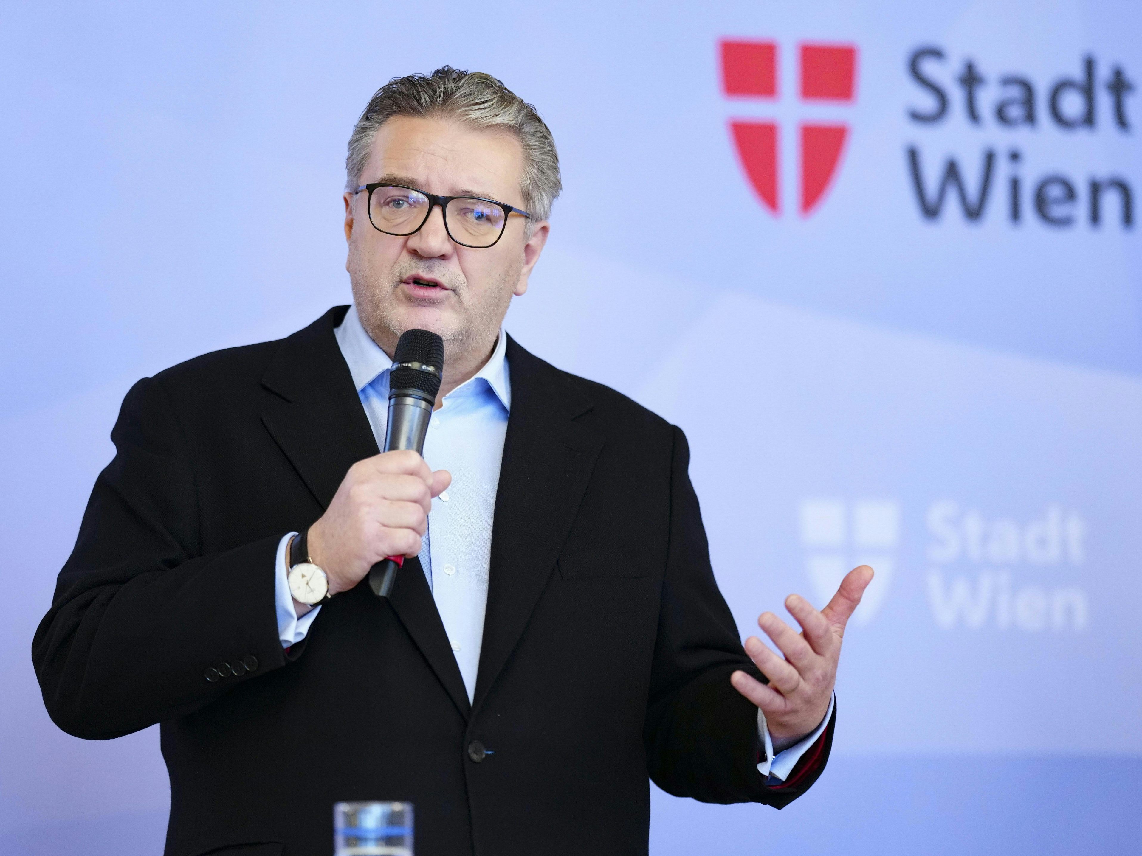 Gesundheitsstadtrat Peter Hacker (SPÖ) zeigte sich überrascht von den Nebenjobs des Gesundheitspersonals in der Klinik Ottakring in Wien.