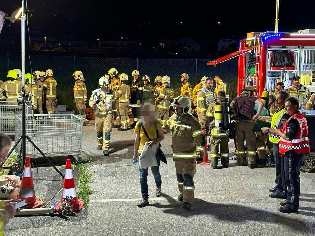 Die Rettungskräfte evakuierten den Nachtzug. Die Rettungskräfte evakuierten den Nachtzug.