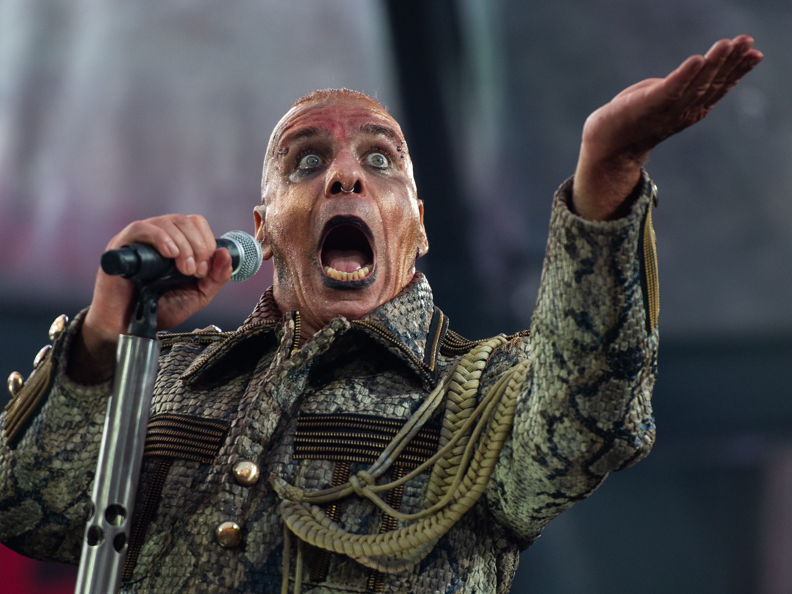 Nach den Vorwürfen gegen Rammstein-Frontmann Till Lindemann befinde sich die Band in "Schockstarre".