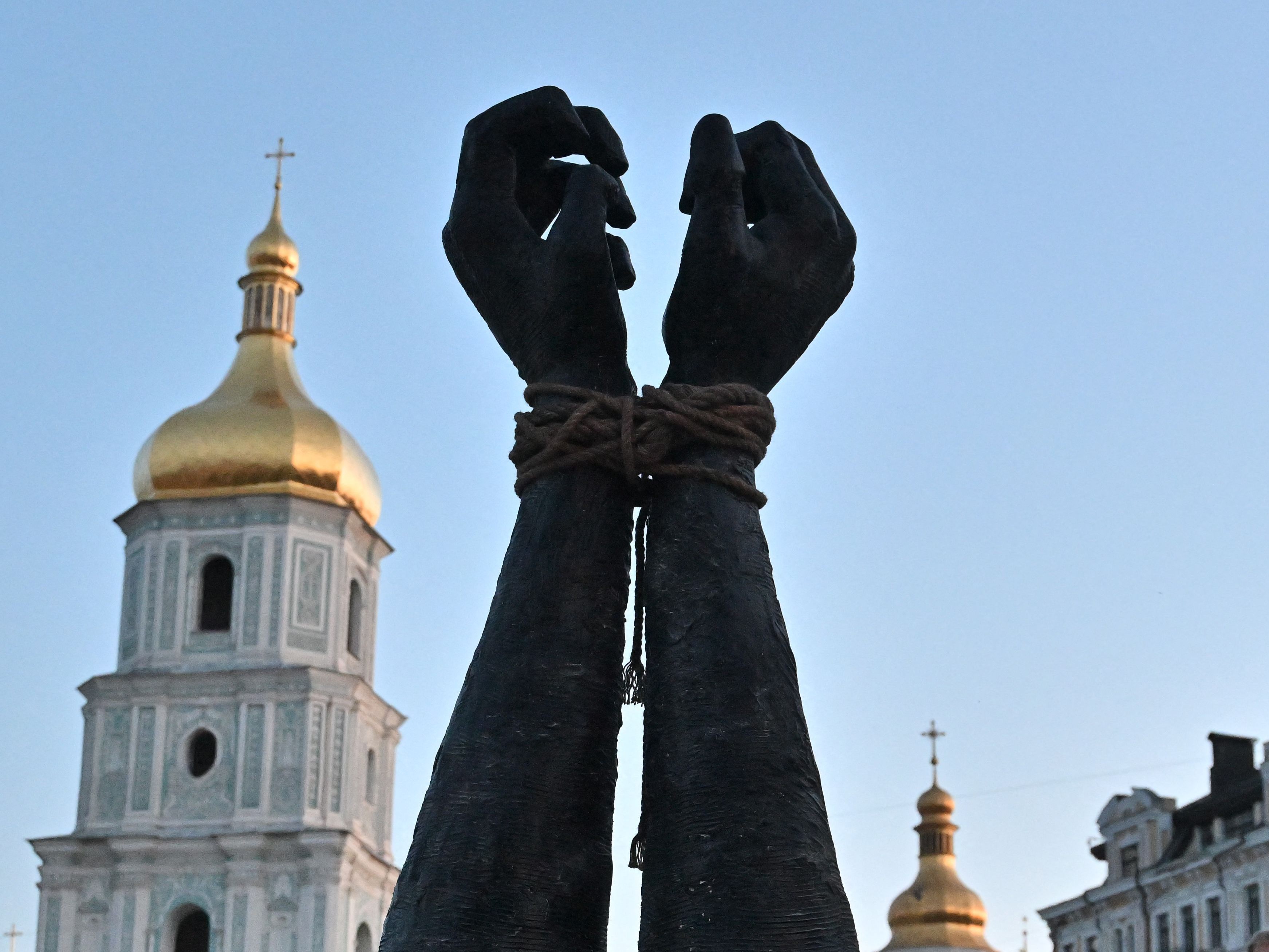Ukrainische Kriegsgefangenen-Angehörige beklagen die Rote Kreuz-Passivität.