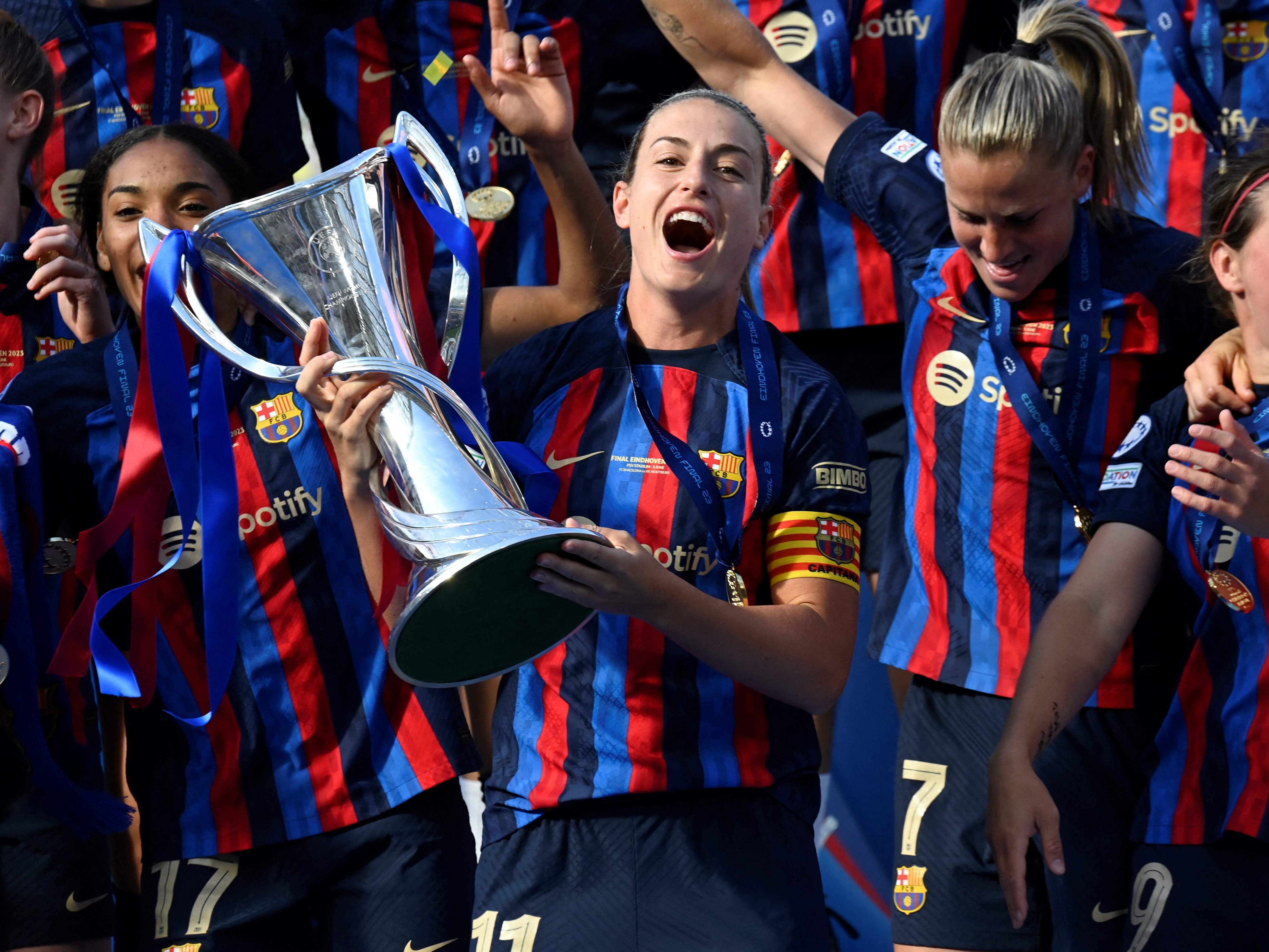 Alexia Putellas durfte den Pokal entgegennehmen. Alexia Putellas durfte den Pokal entgegennehmen.