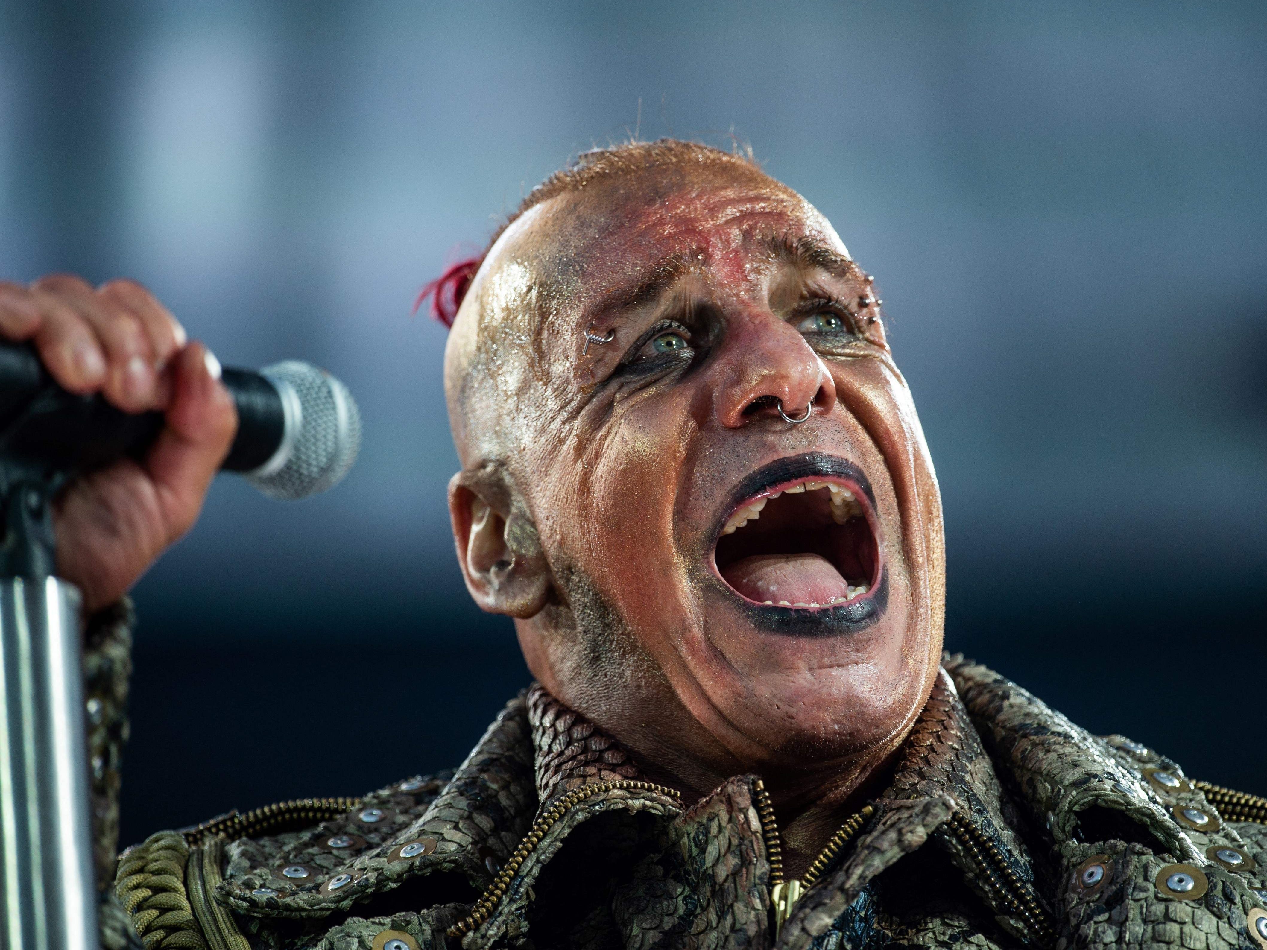 Promis sammeln Spenden für mögliche Opfer von Rammstein-Sänger Till Lindemann.