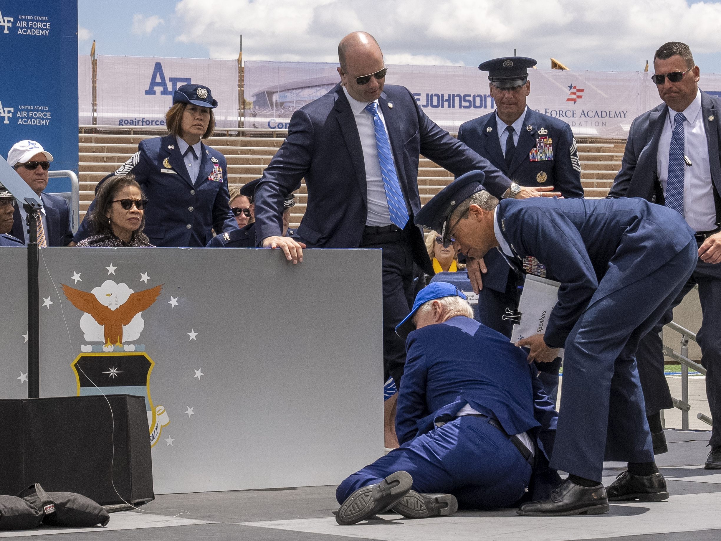 US-Präsident Biden stürzte über einen Sandsack auf der Bühne. US-Präsident Biden stürzte über einen Sandsack auf der Bühne.