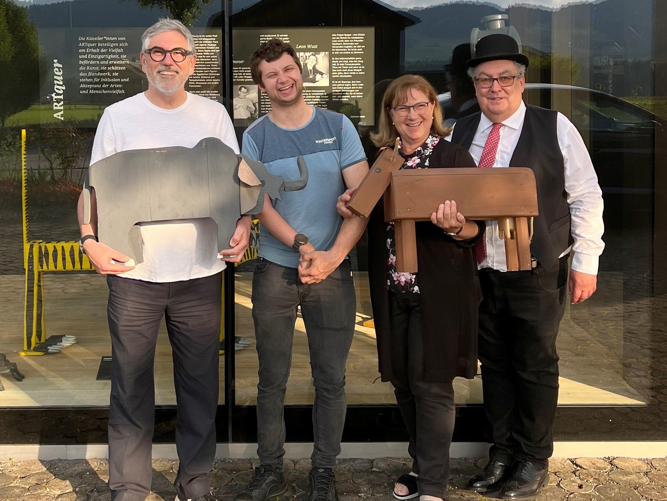 Freuen sich über eine gelungene Auktion und Kunstzuwachs (von links): Sigi Ramoser (Sägenvier), Künstler Reinhard Metzler, Uschi Herburger und Auktionator Wolfgang Herburger. Freuen sich über eine gelungene Auktion und Kunstzuwachs (von links): Sigi Ramoser (Sägenvier), Künstler Reinhard Metzler, Uschi Herburger und Auktionator Wolfgang Herburger.