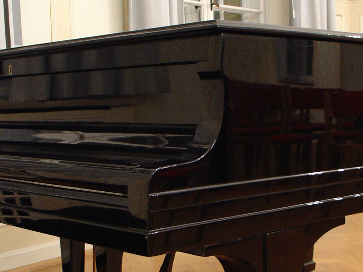 Im Wiener Parlament steht nun ein schwarzes Klavier. Im Wiener Parlament steht nun ein schwarzes Klavier.