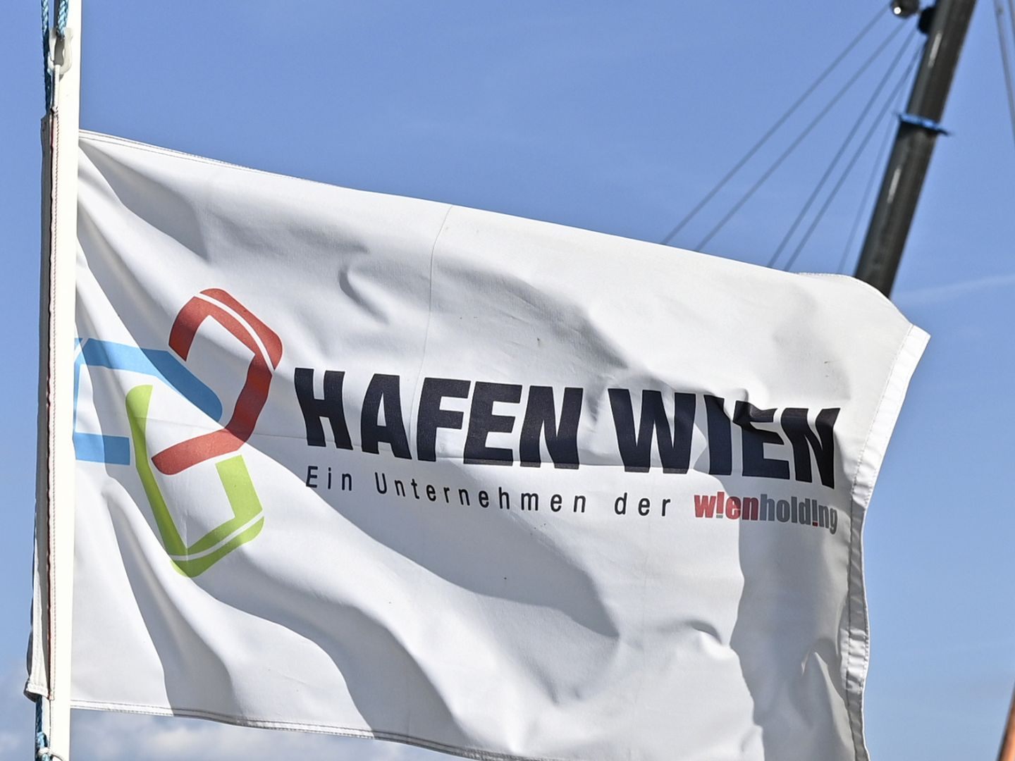 "Hafen Wien" ist auf einer Fahne zu sehen. "Hafen Wien" ist auf einer Fahne zu sehen.