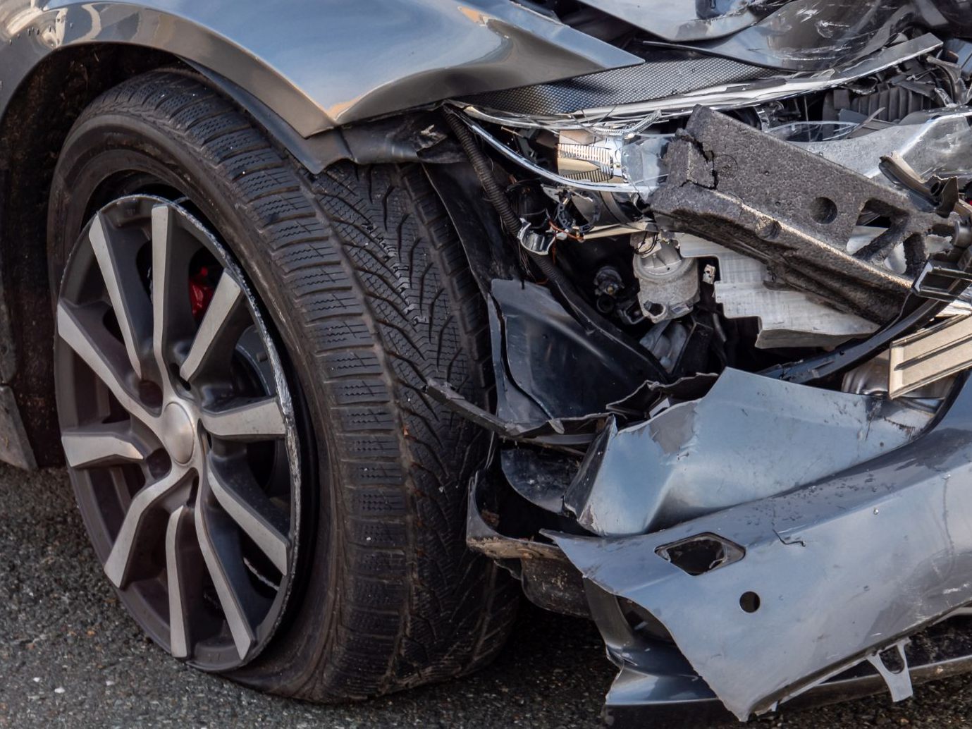 Ein 5-Jähriger der bei einer Auto-Kollision mit einem Triebwagen schwer verletzt wurde, ist nun verstorben.