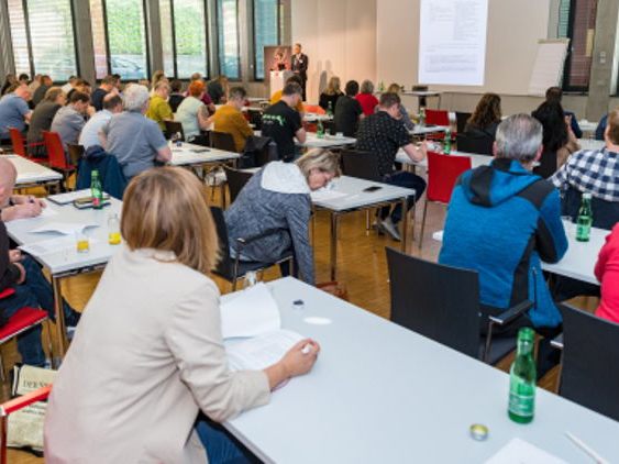 Beim AK Znüne bietet den Betriebsrät:innen regelmäßig Weiterbildung an. (Foto: Jürgen Gorbach/ AK) Beim AK Znüne bietet den Betriebsrät:innen regelmäßig Weiterbildung an. (Foto: Jürgen Gorbach/ AK)
