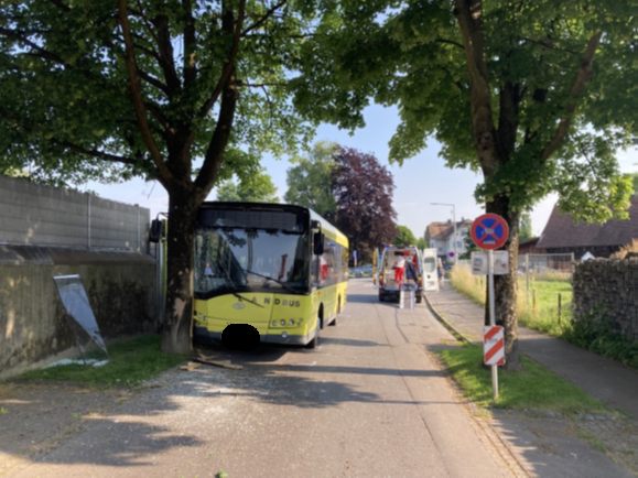 Bei einem Busunfall in Lustenau wurden mehrere Kinder verletzt.