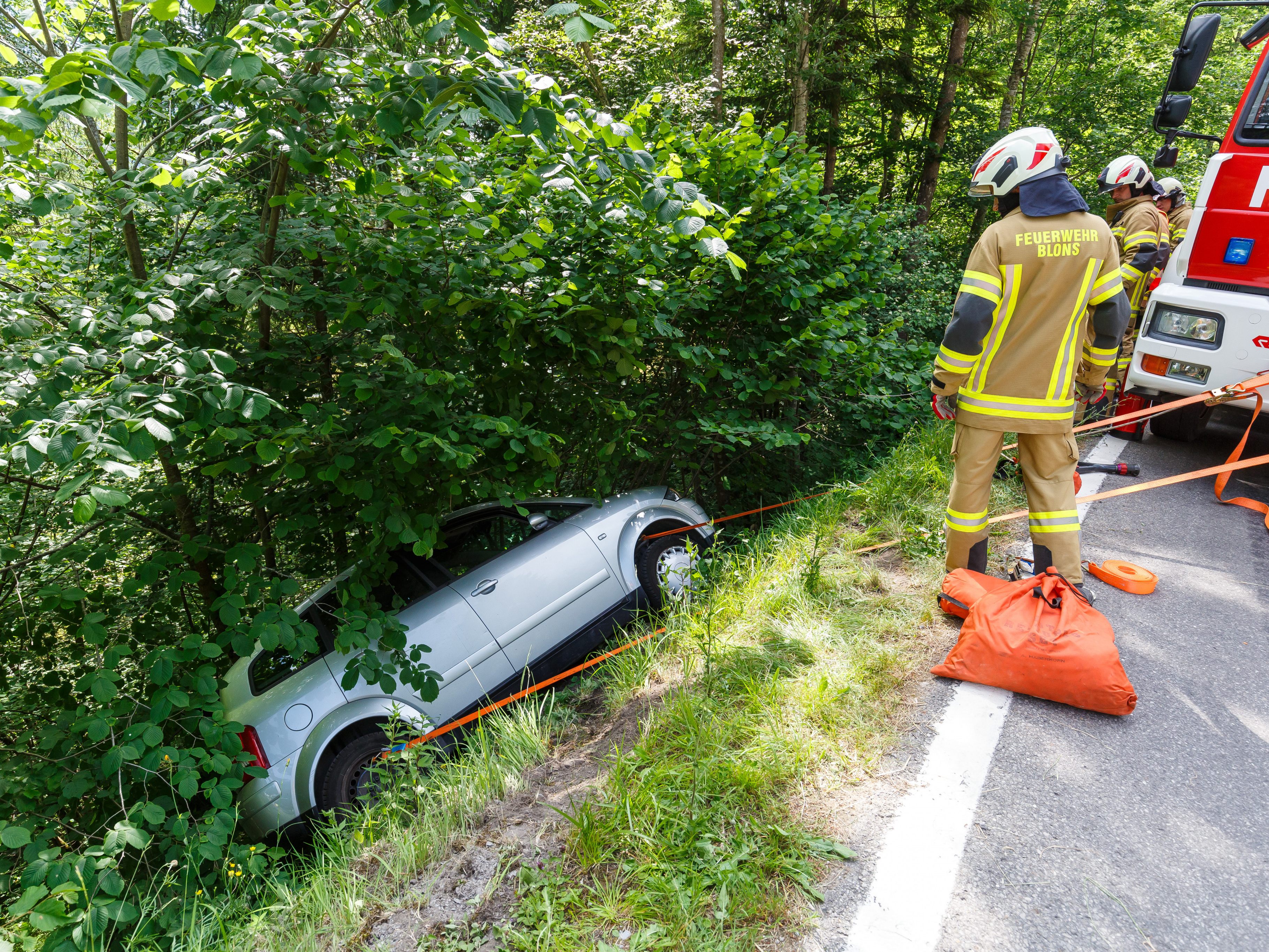 Der Pkw wurde in extrem steilen Gelände von Bäumen gestoppt. Der Pkw wurde in extrem steilen Gelände von Bäumen gestoppt.