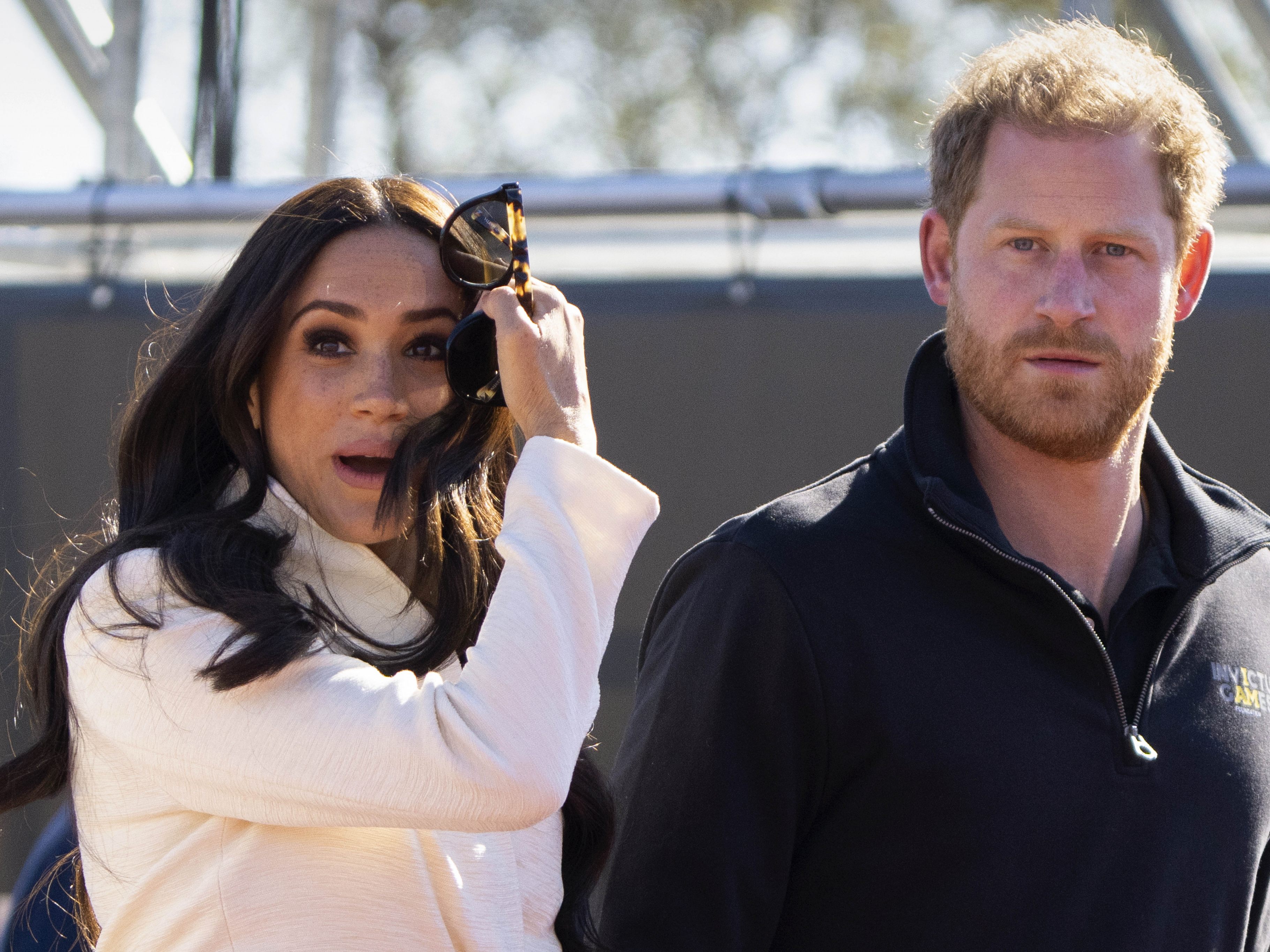 Spotify hat den Vertrag von Harry und Meghan aufgelöst und nennt sie "verdammte Abzocker". Spotify hat den Vertrag von Harry und Meghan aufgelöst und nennt sie "verdammte Abzocker".