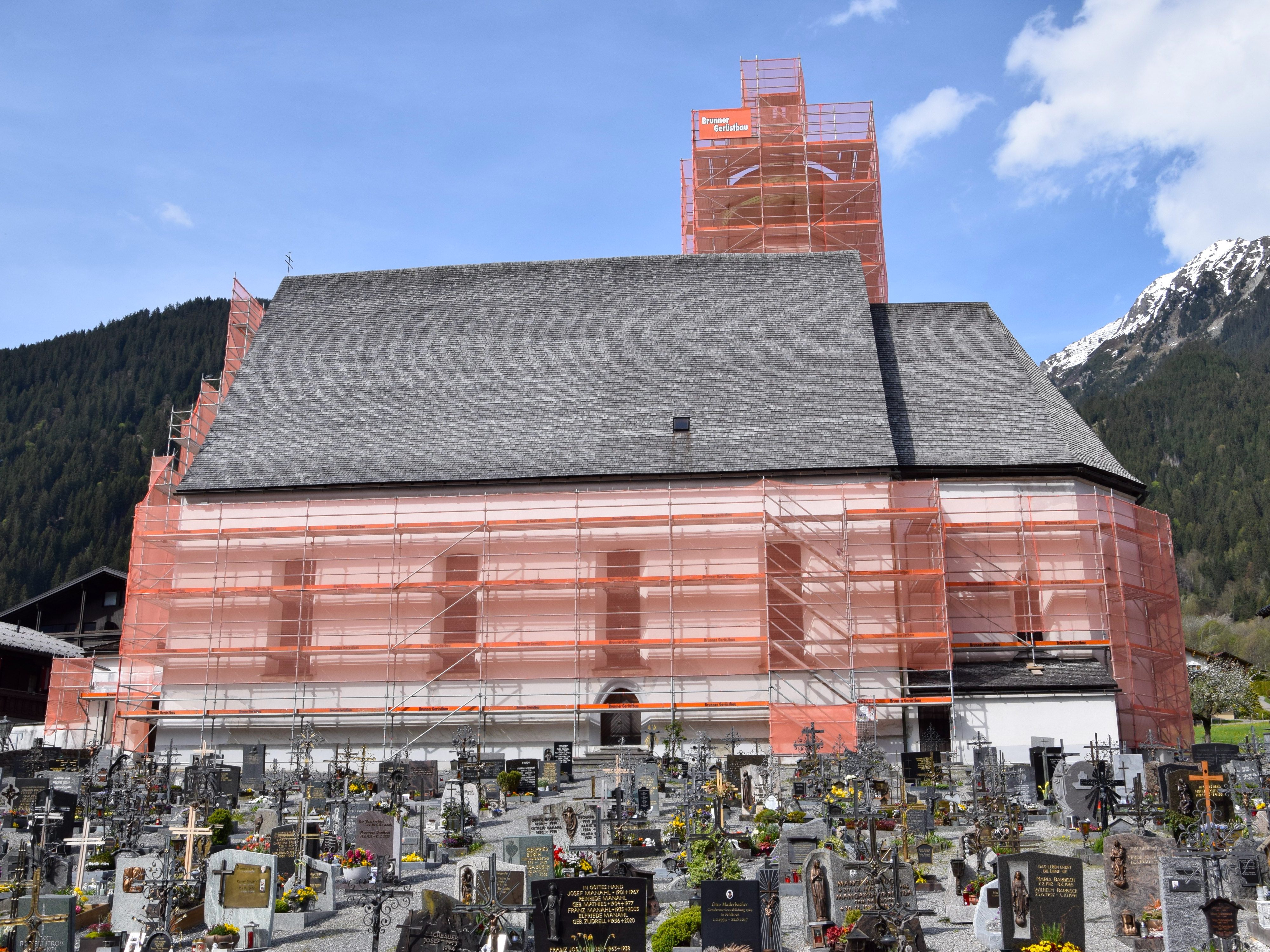 Seit einigen Wochen wird die Pfarrkirche St. Gallenkirch außen renoviert. Die Kosten betragen 440.000 Euro. Zugunsten der Renovierung wird im Gemeindesaal St. Gallenkirch ein großer Flohmarkt veranstaltet. Seit einigen Wochen wird die Pfarrkirche St. Gallenkirch außen renoviert. Die Kosten betragen 440.000 Euro. Zugunsten der Renovierung wird im Gemeindesaal St. Gallenkirch ein großer Flohmarkt veranstaltet.