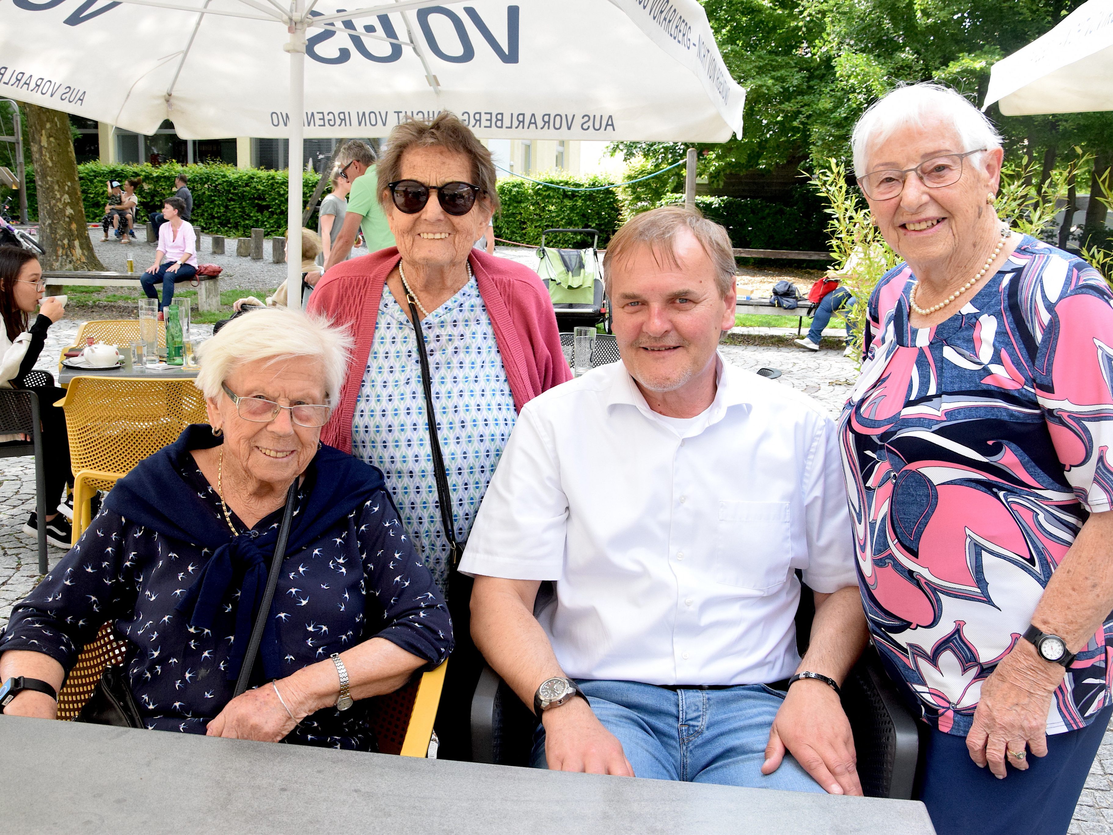 Groß ist die Vorfreude auf die Schesa auch bei den Personen, die im Sozialzentrum leben - hier Anna Tschabrun, Erna Böhm und Trudi Bachmann mit Besucher Bgm. Georg Bucher.
