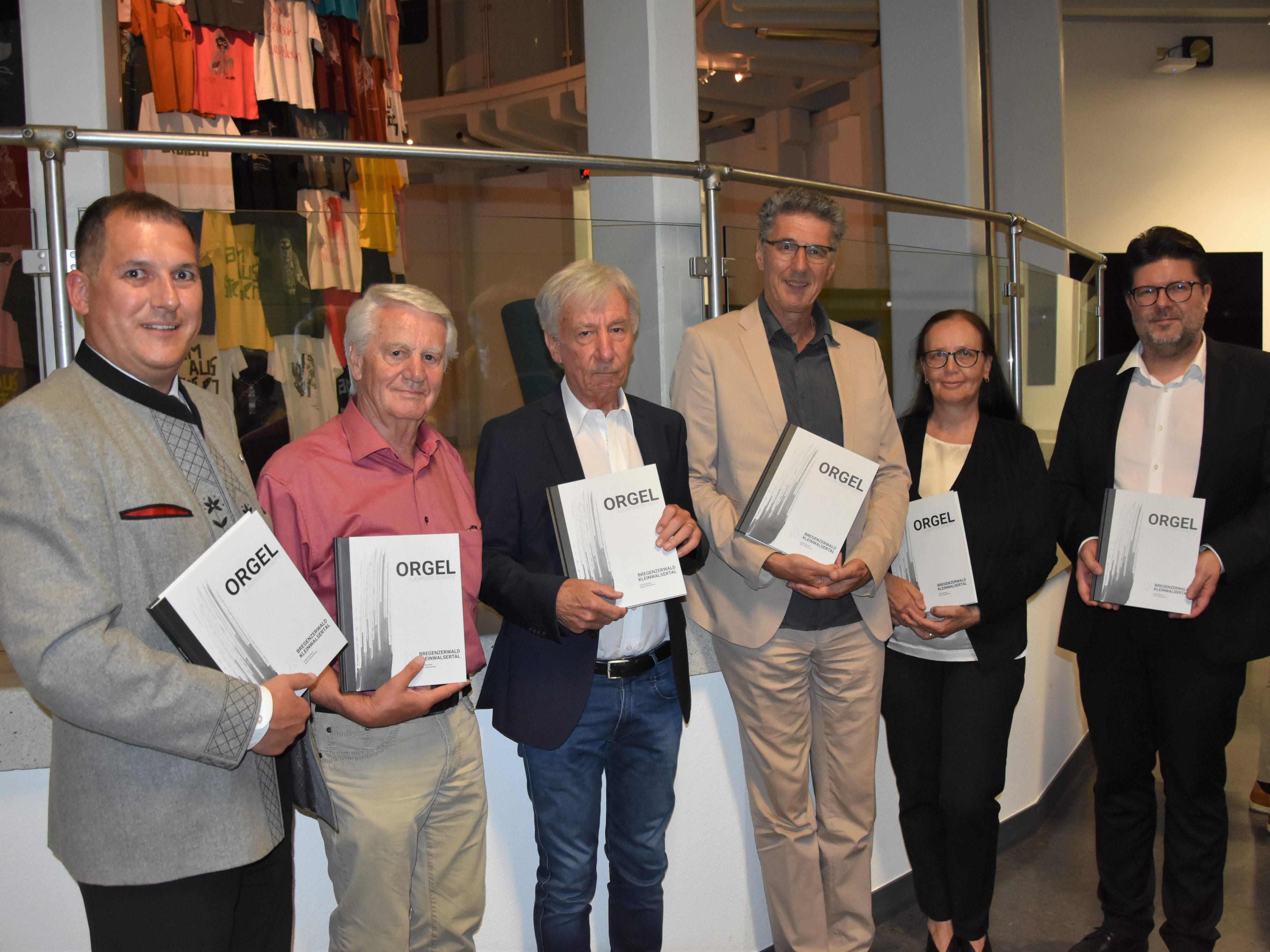 Richard Bilgeri, Wolfgang Schwärzler, Prof. Bruno Oberhammer, Dr. Rudolf Berchtel, Dr. Silvia Thurner, Prof. Clemens Morgenthaler mit den druckfrischen Büchern. Richard Bilgeri, Wolfgang Schwärzler, Prof. Bruno Oberhammer, Dr. Rudolf Berchtel, Dr. Silvia Thurner, Prof. Clemens Morgenthaler mit den druckfrischen Büchern.