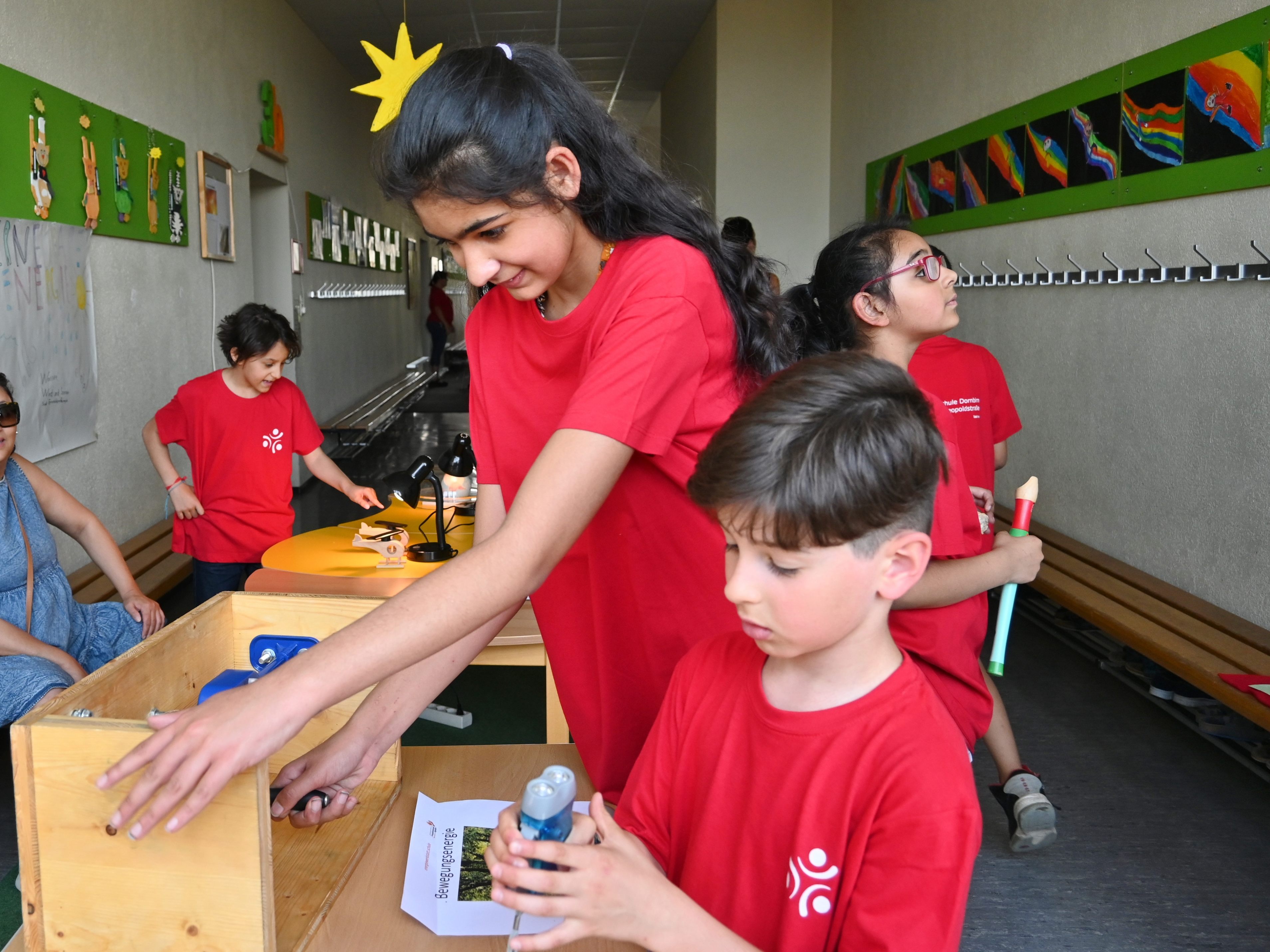Experimentieren erwünscht, hieß es beim diesjährigen Umwelt-Schulfest der VS Leopold. Experimentieren erwünscht, hieß es beim diesjährigen Umwelt-Schulfest der VS Leopold.