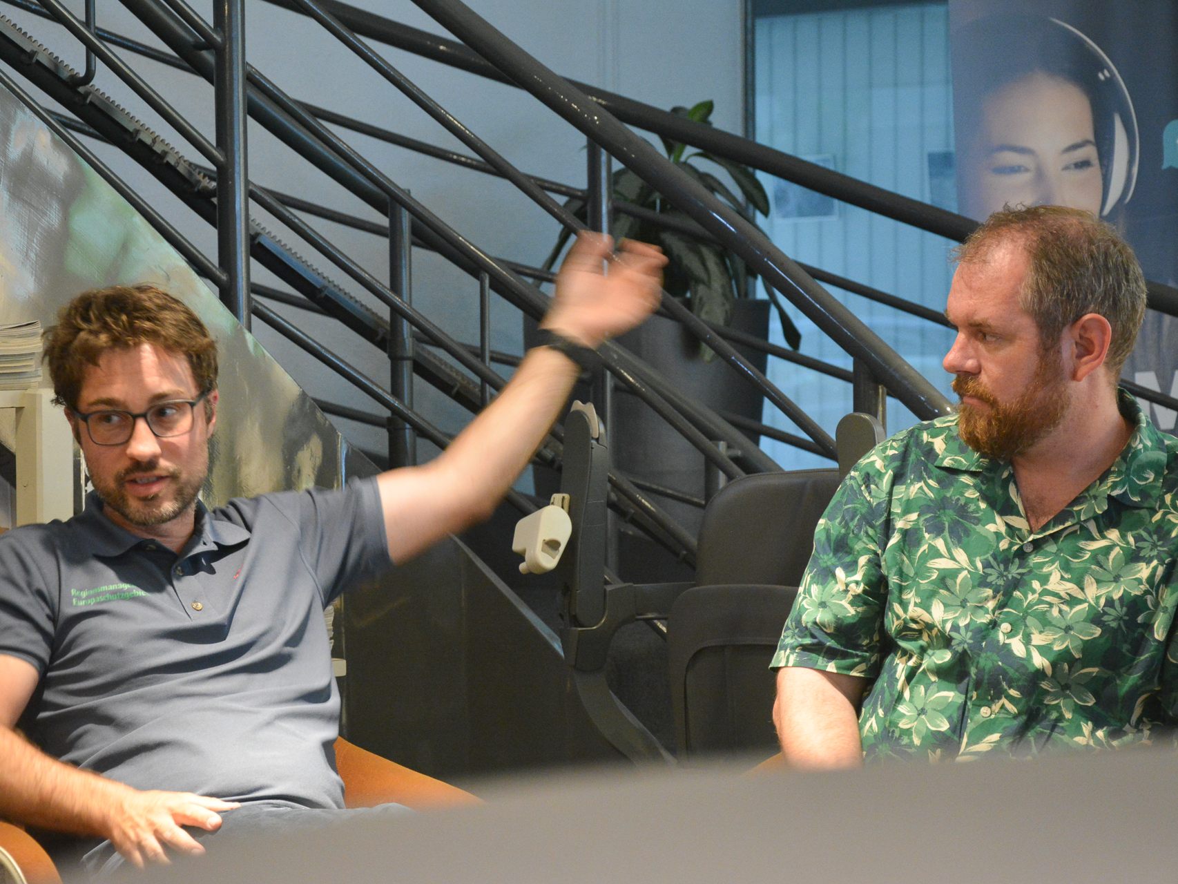 Martin Bösch, Regionsmanager der Europaschutzgebiete, und Landwirt Simon Vetter diskutierten über Biodiversität innerorts und wie Boden vielfältig genutzt werden kann.