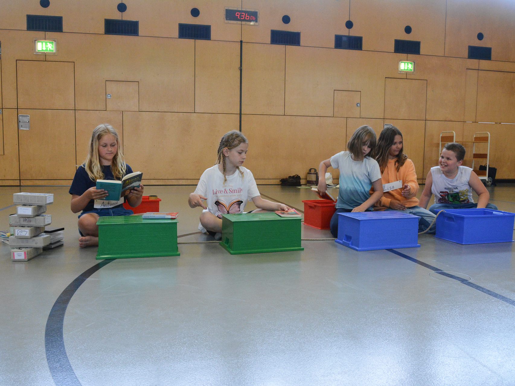 Schüler der Mittelschule Rheindorf wirken bei dem Theaterstück "Lifatika" von Theater Mutante mit. Schüler der Mittelschule Rheindorf wirken bei dem Theaterstück "Lifatika" von Theater Mutante mit.