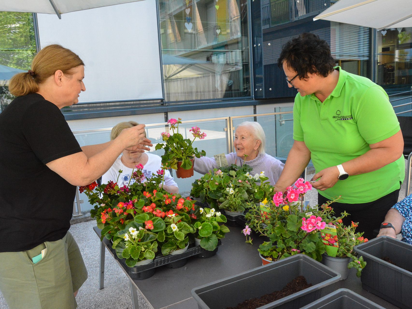Die Bewohnerinnen und Bewohner durfte mit Hilfe des Obst- und Gartenbauvereins ihre eigenen Blumenkistchen pflanzen. Die Bewohnerinnen und Bewohner durfte mit Hilfe des Obst- und Gartenbauvereins ihre eigenen Blumenkistchen pflanzen.
