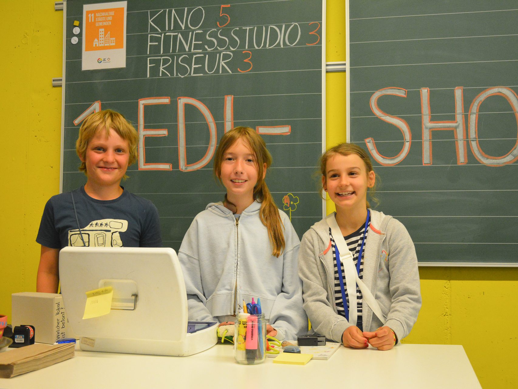 Eine Woche lang verwandelt sich die VS Edlach in die Kinderstadt Edlach-City, in der die Schüler praktisch lernen, wie es in der Welt der Großen zugeht. Eine Woche lang verwandelt sich die VS Edlach in die Kinderstadt Edlach-City, in der die Schüler praktisch lernen, wie es in der Welt der Großen zugeht.