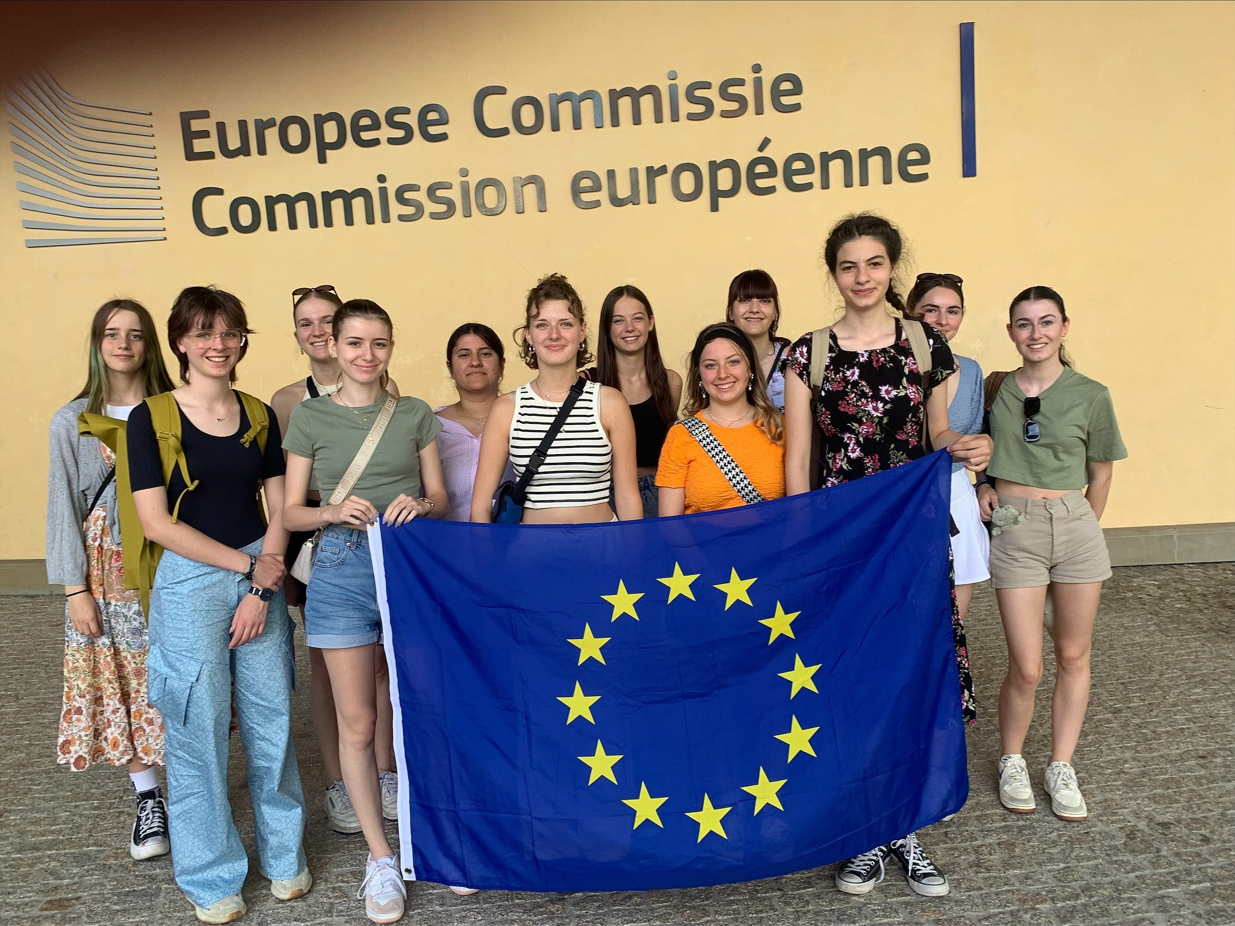 Die Schülerinnen waren begeistert von ihrer spannenden "EU experience". Die Schülerinnen waren begeistert von ihrer spannenden "EU experience".