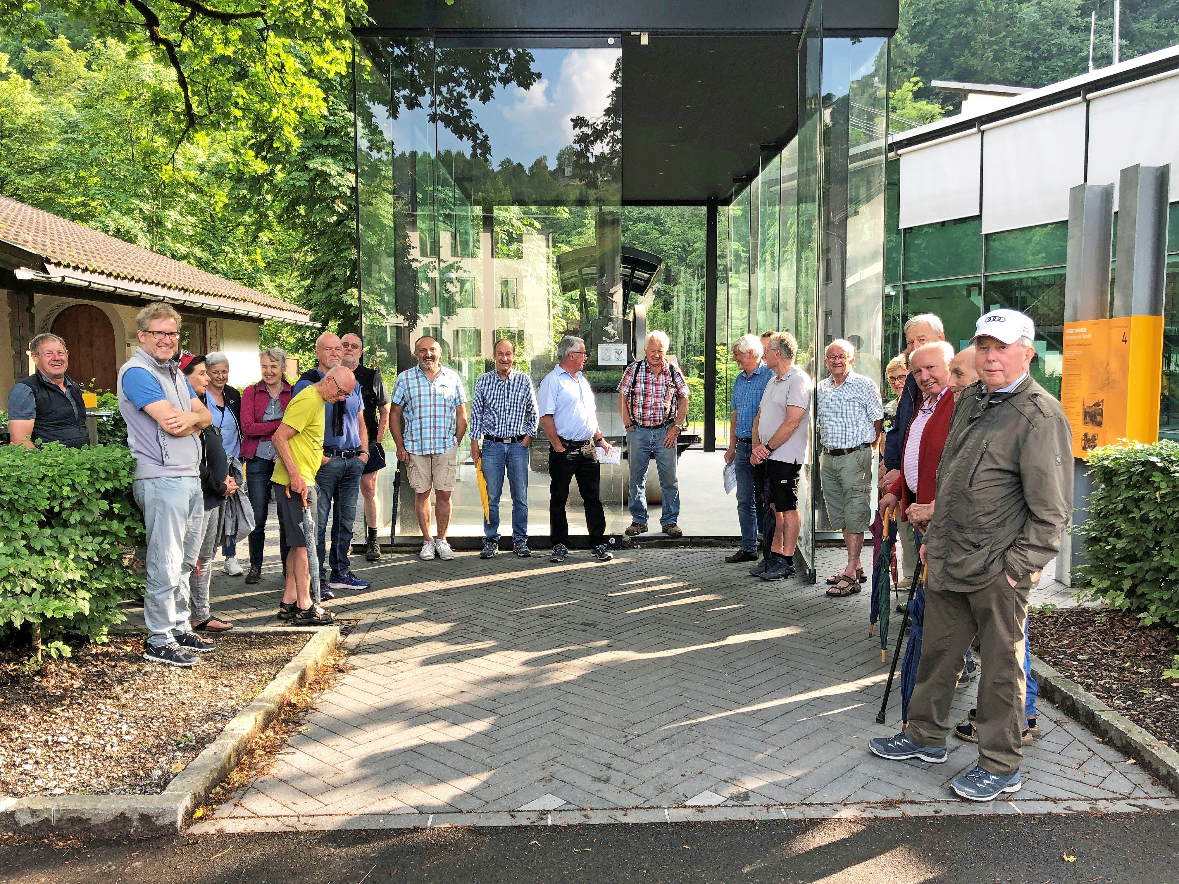 Die interessierte Gruppe vor der fast hundertjährigen J. A. Maffei-Walze bei der Talstation der Karrenseilbahn.