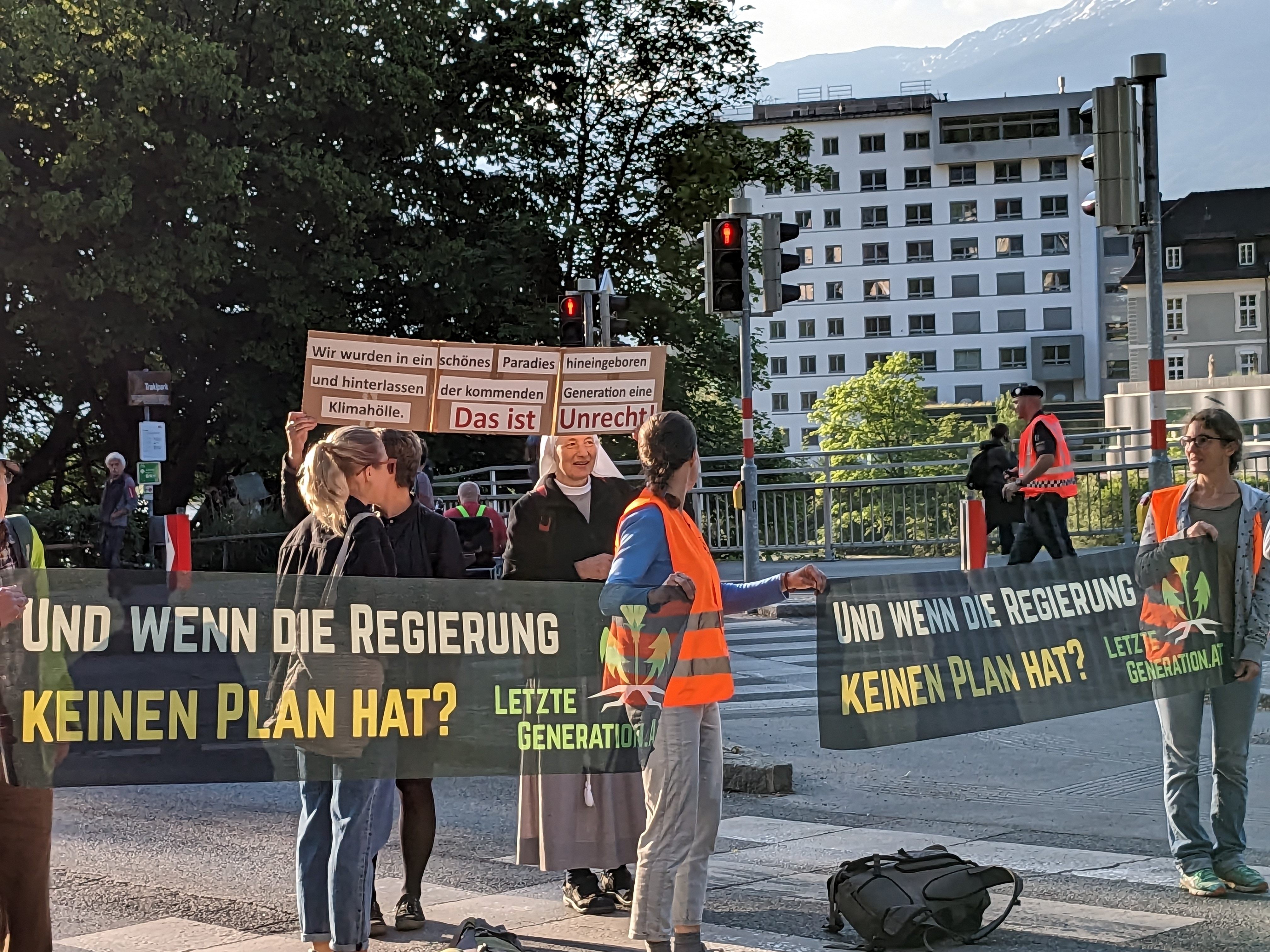 Klima-Aktivisten blockierten den Verkehr in Innsbruck.
