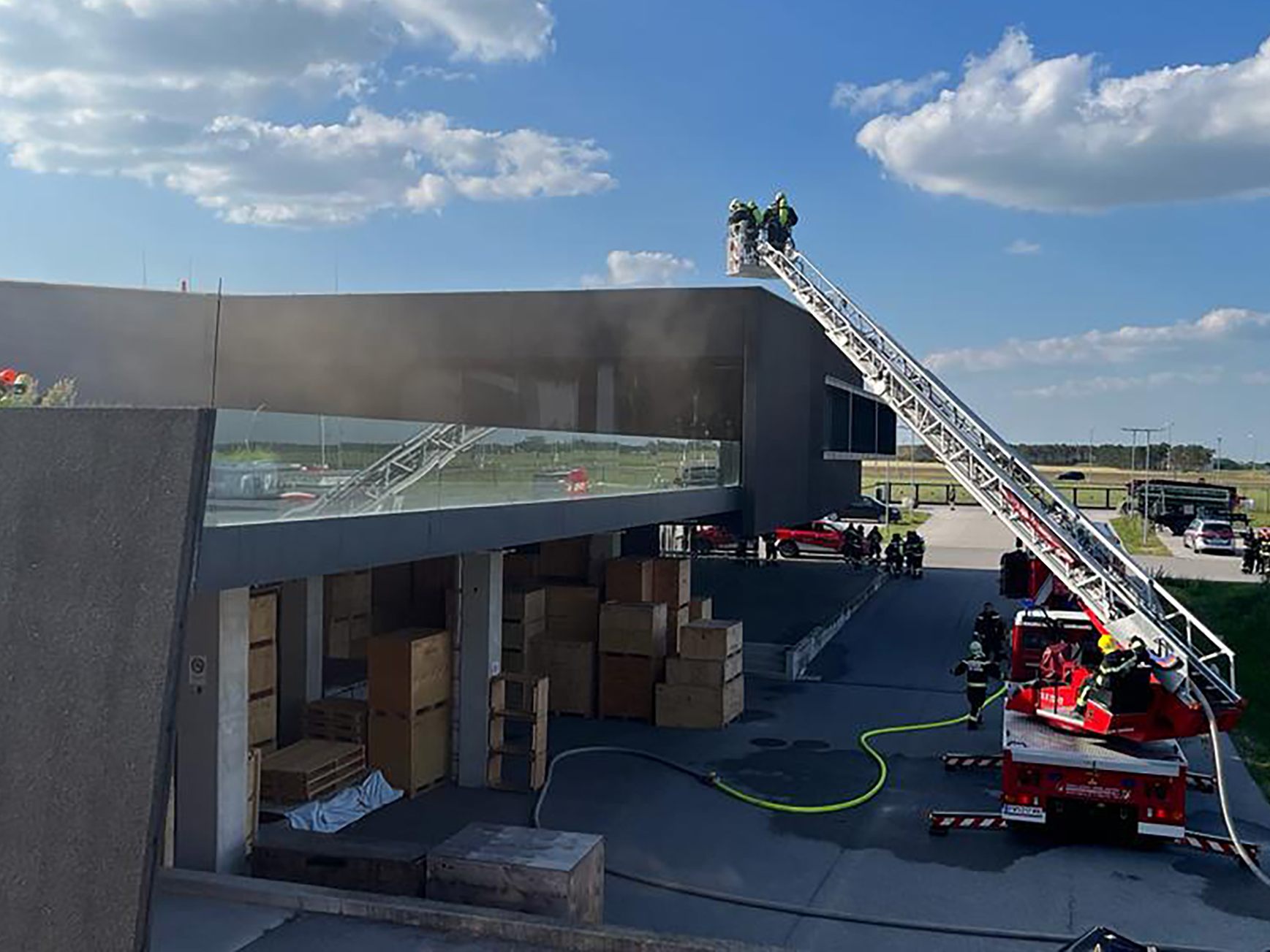 In einem Industriebetrieb in Wiener Neustadt ist ein Brand ausgebrochen.