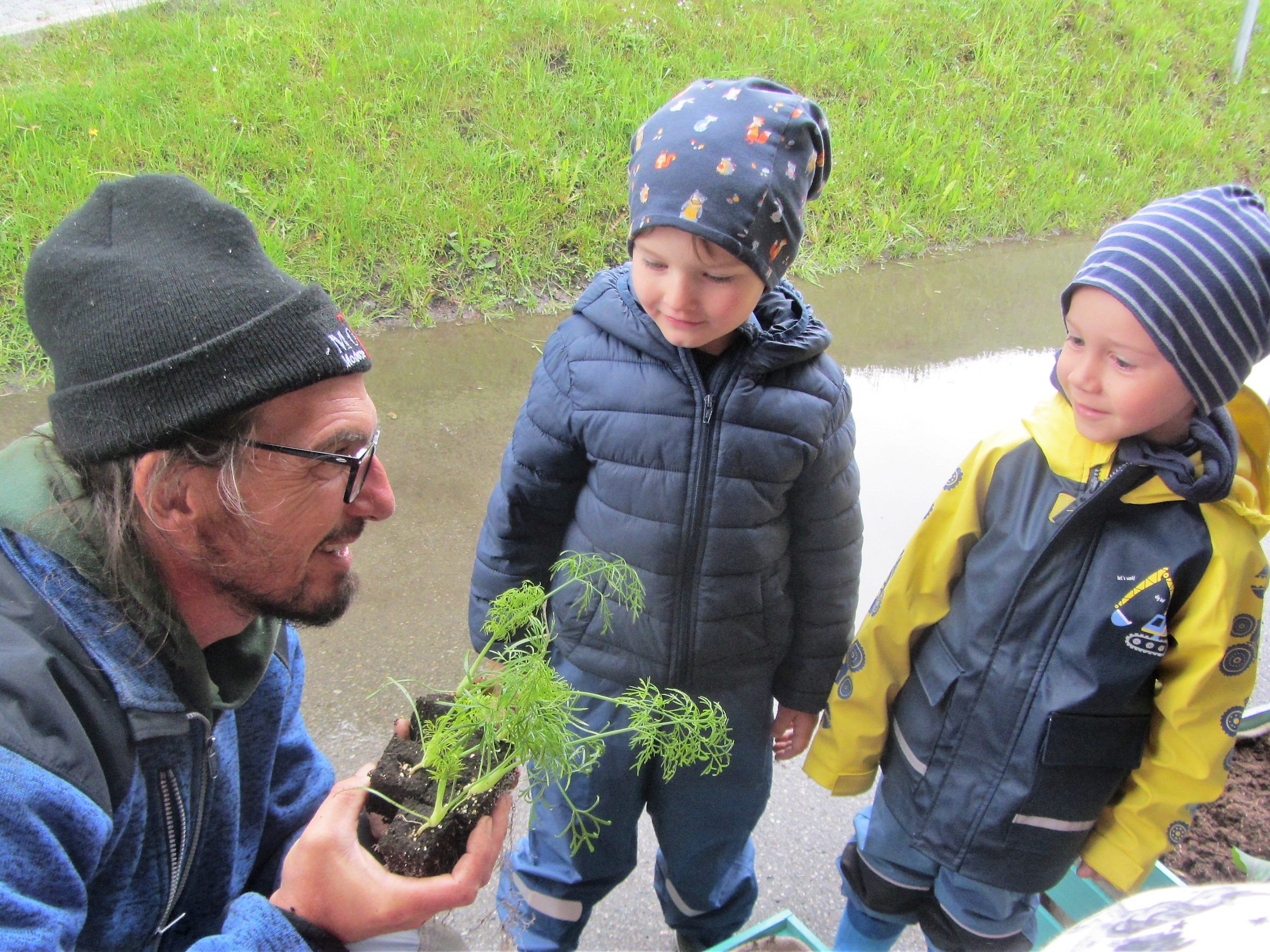 Mit dem Projekt „Kischta Gärtle“ lernen die Kids viel Wissenswertes über die Naturkreisläufe. Mit dem Projekt „Kischta Gärtle“ lernen die Kids viel Wissenswertes über die Naturkreisläufe.