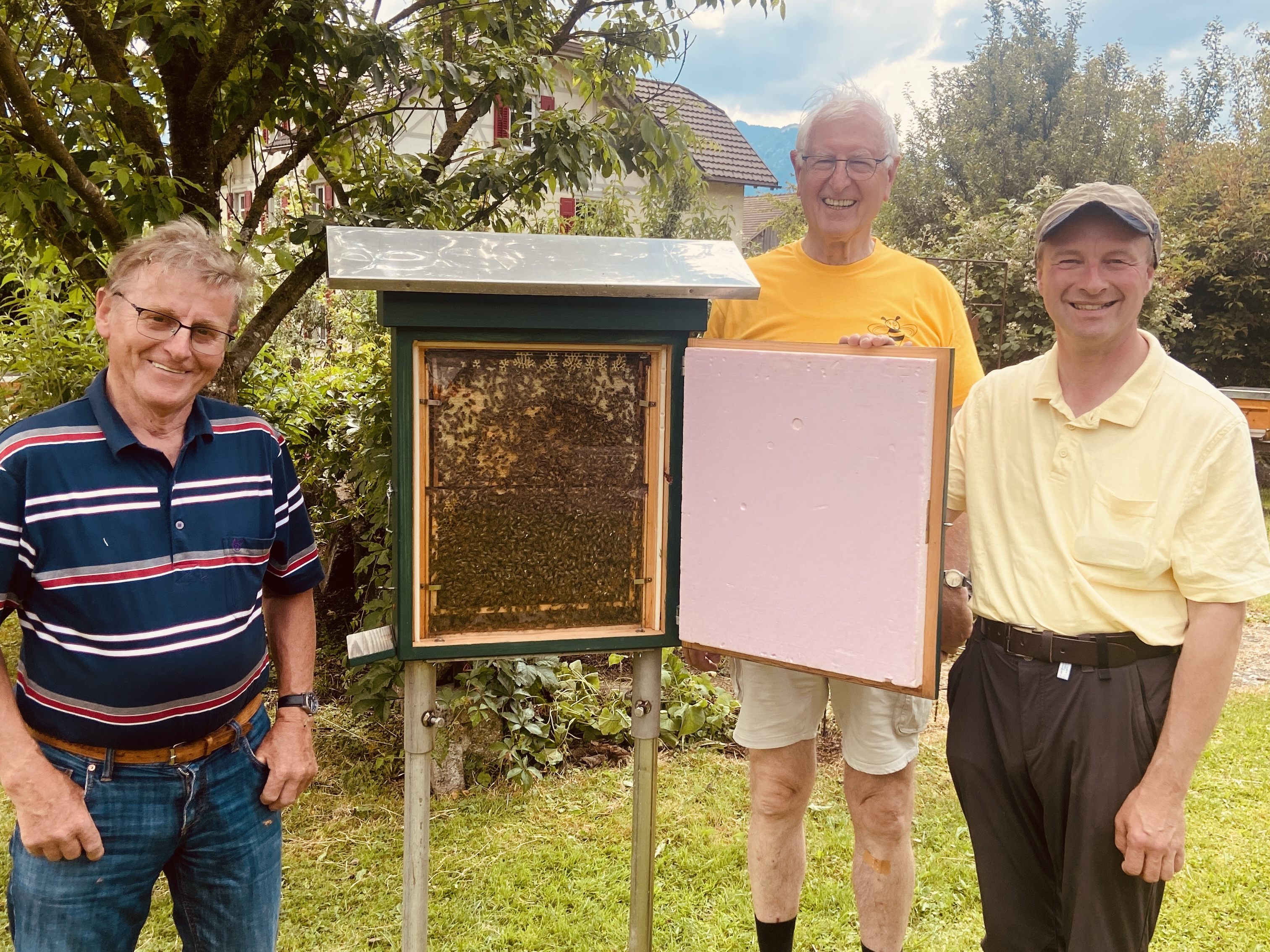 Robert Begle, Hubert Metzler und Hubert Jussel informierten über die Honigbiene und die Imkerei.