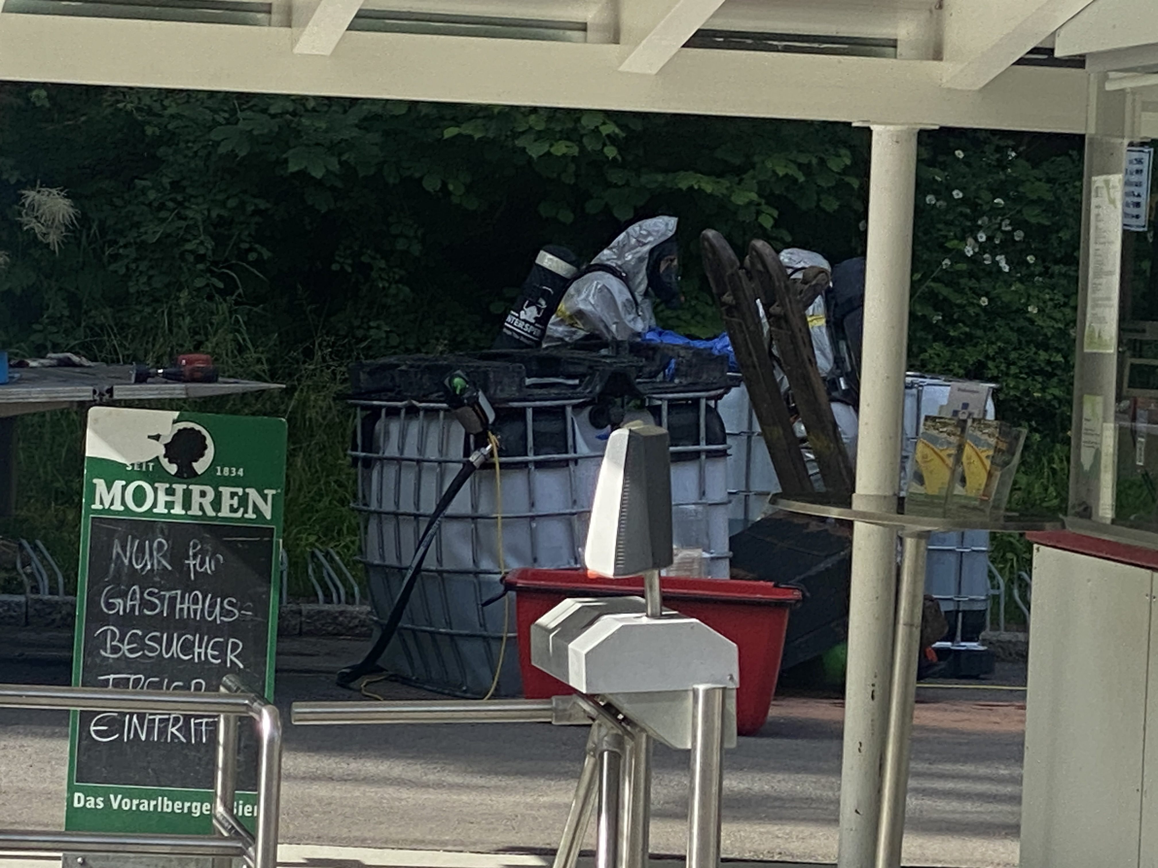 Nachdem ein Container mit Natronlauge ausgelaufen ist, musste das Waldbad Enz kurzzeitig gesperrt werden.