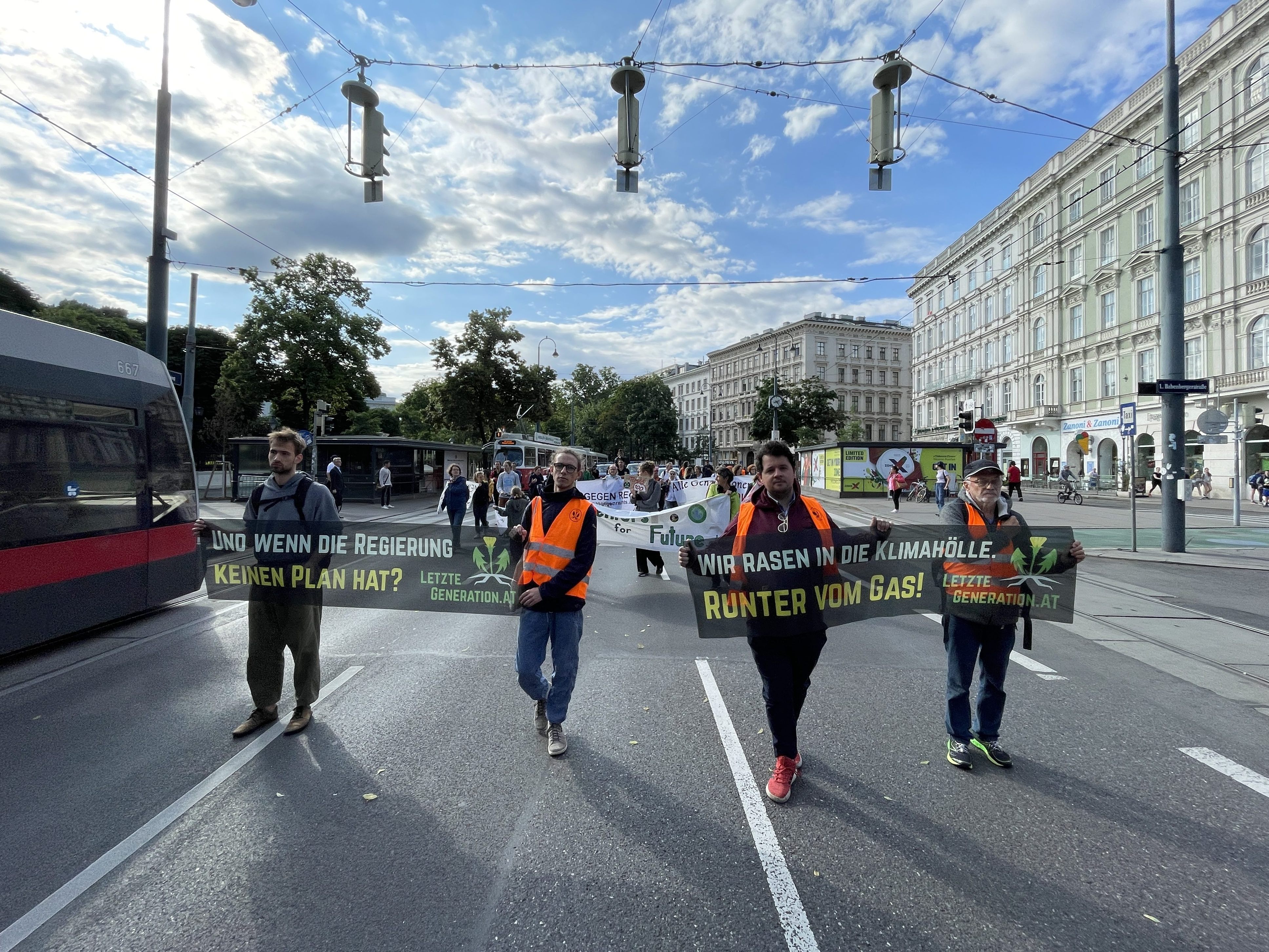 Aktivisten der "Letzten Generation" blockierten Mittwochvormittag den Verkehr am Wiener Ring.
