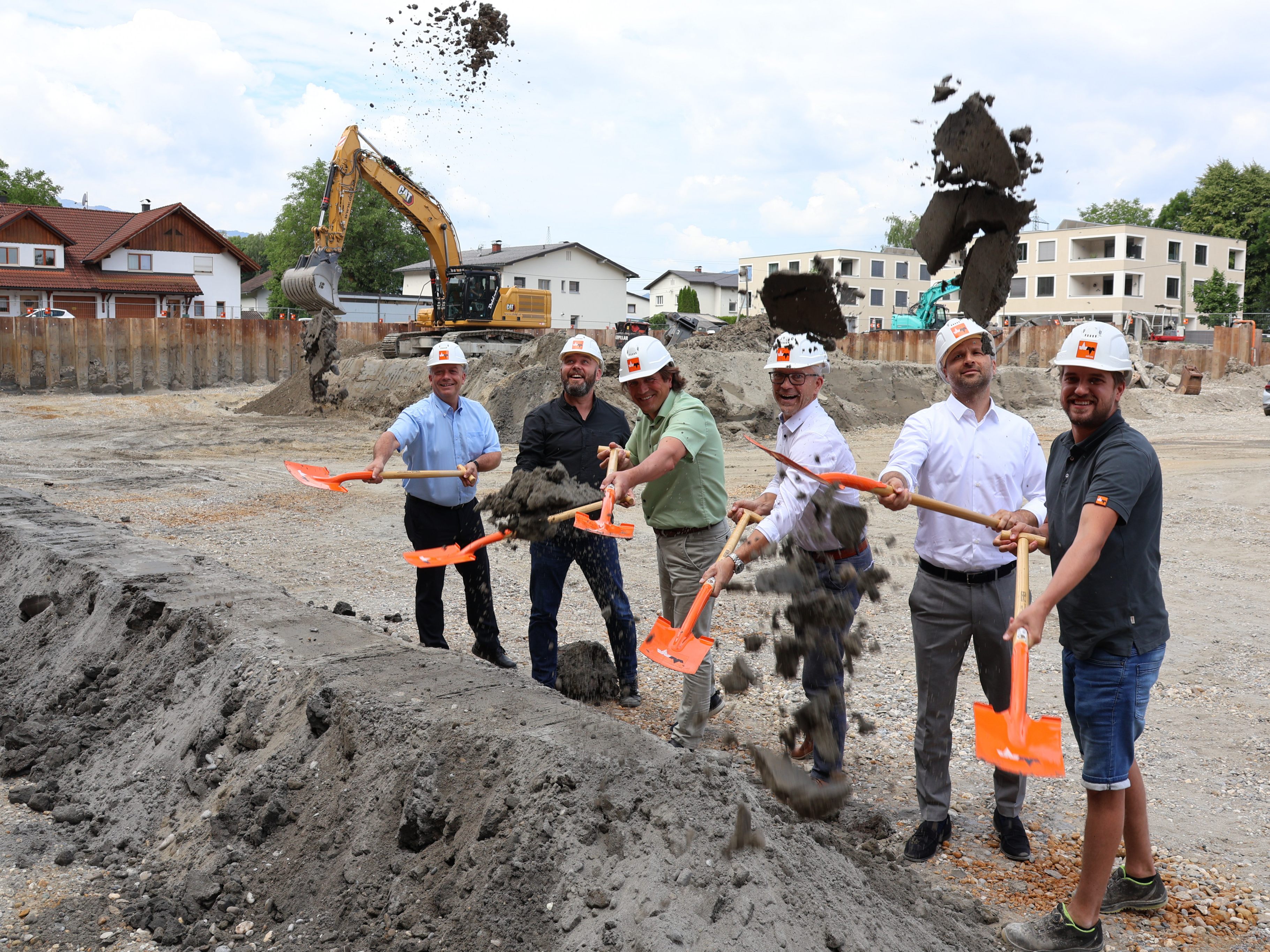 Johannes Wilhelm, Richard Scheich, Gerd Hölzl, Thomas Schöpf, Marco Tittler und Kevin Kees beim Spatenstich