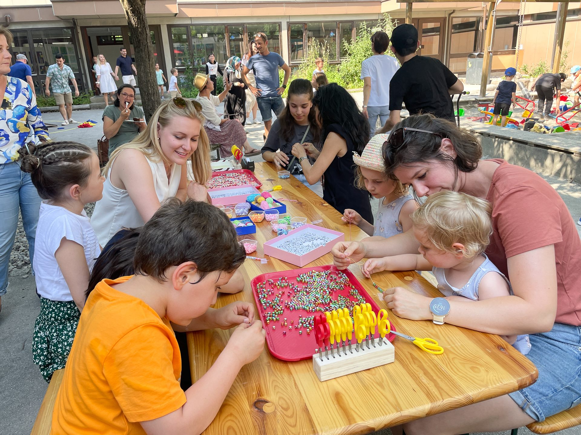 Beim Schulfest des Campus Rotkreuz hatten die Lehrer verschiedene Spielstationen vorbereitet. Beim Schulfest des Campus Rotkreuz hatten die Lehrer verschiedene Spielstationen vorbereitet.