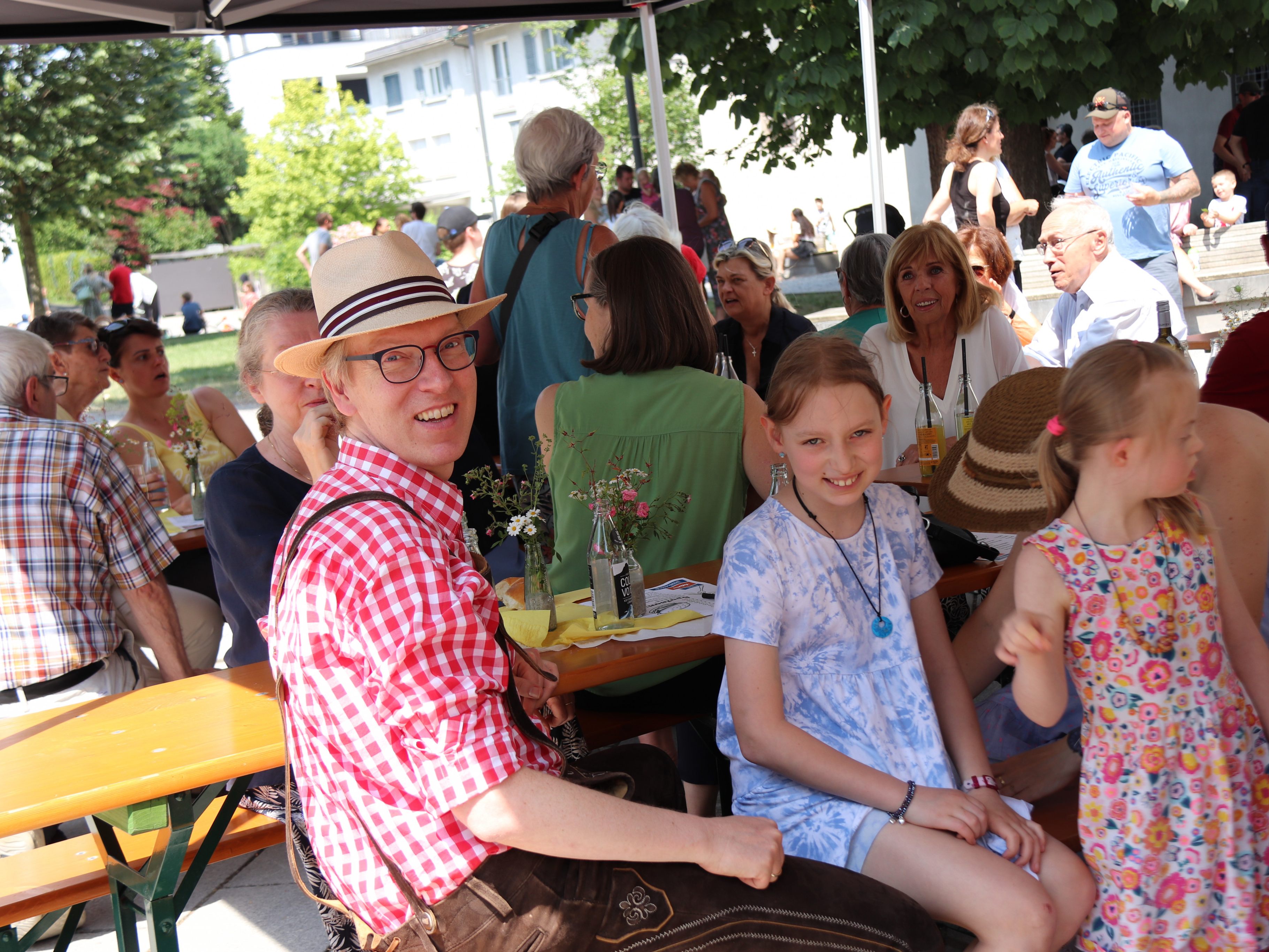 Die zahlreichen Gäste genossen ein ausgelassenes Fest im Pfarrpark St. Martin. Die zahlreichen Gäste genossen ein ausgelassenes Fest im Pfarrpark St. Martin.