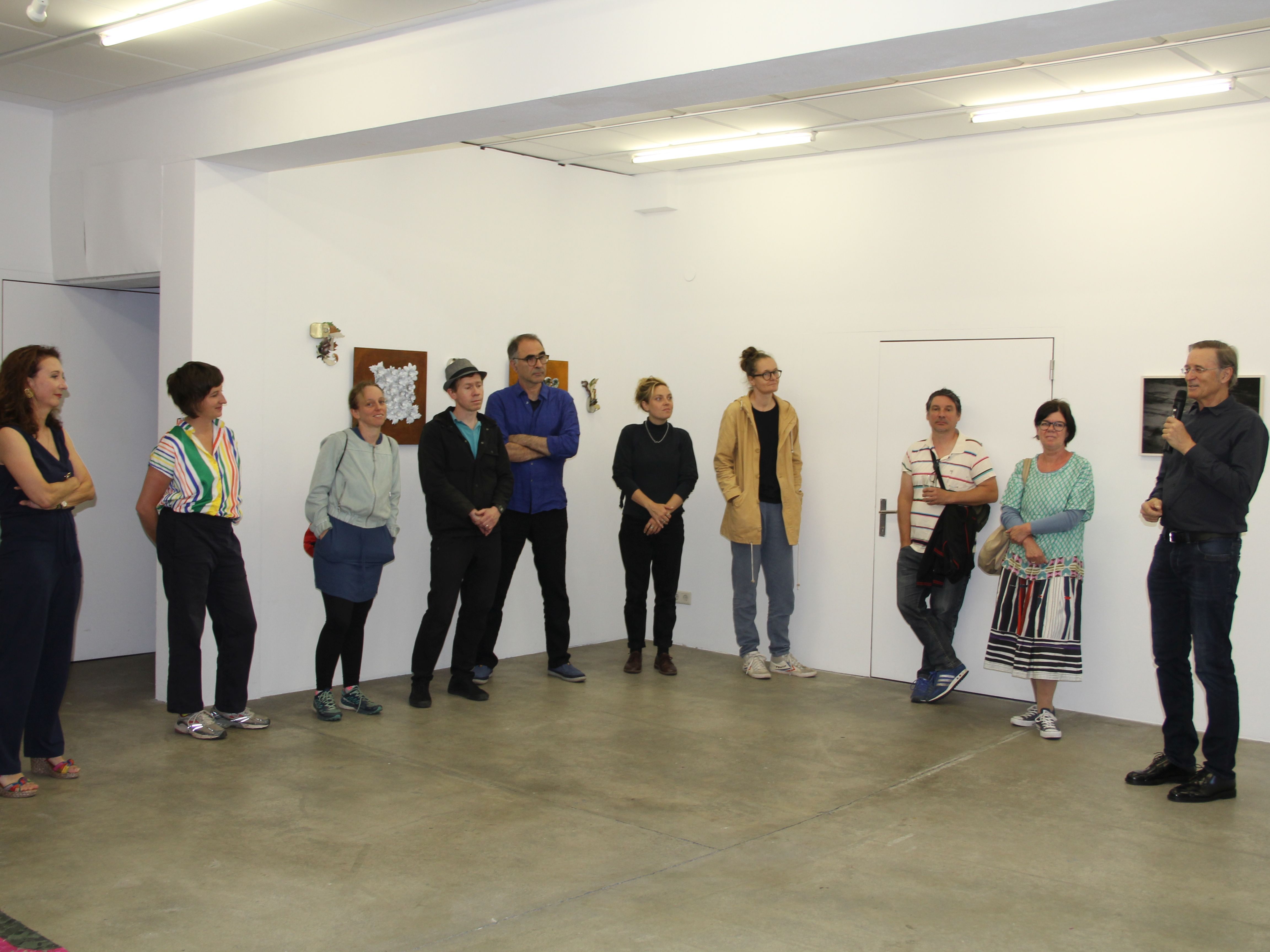 Kurator Roland Haas konnte alle acht Künstler persönlich bei der Vernissage begrüßen. Kurator Roland Haas konnte alle acht Künstler persönlich bei der Vernissage begrüßen.