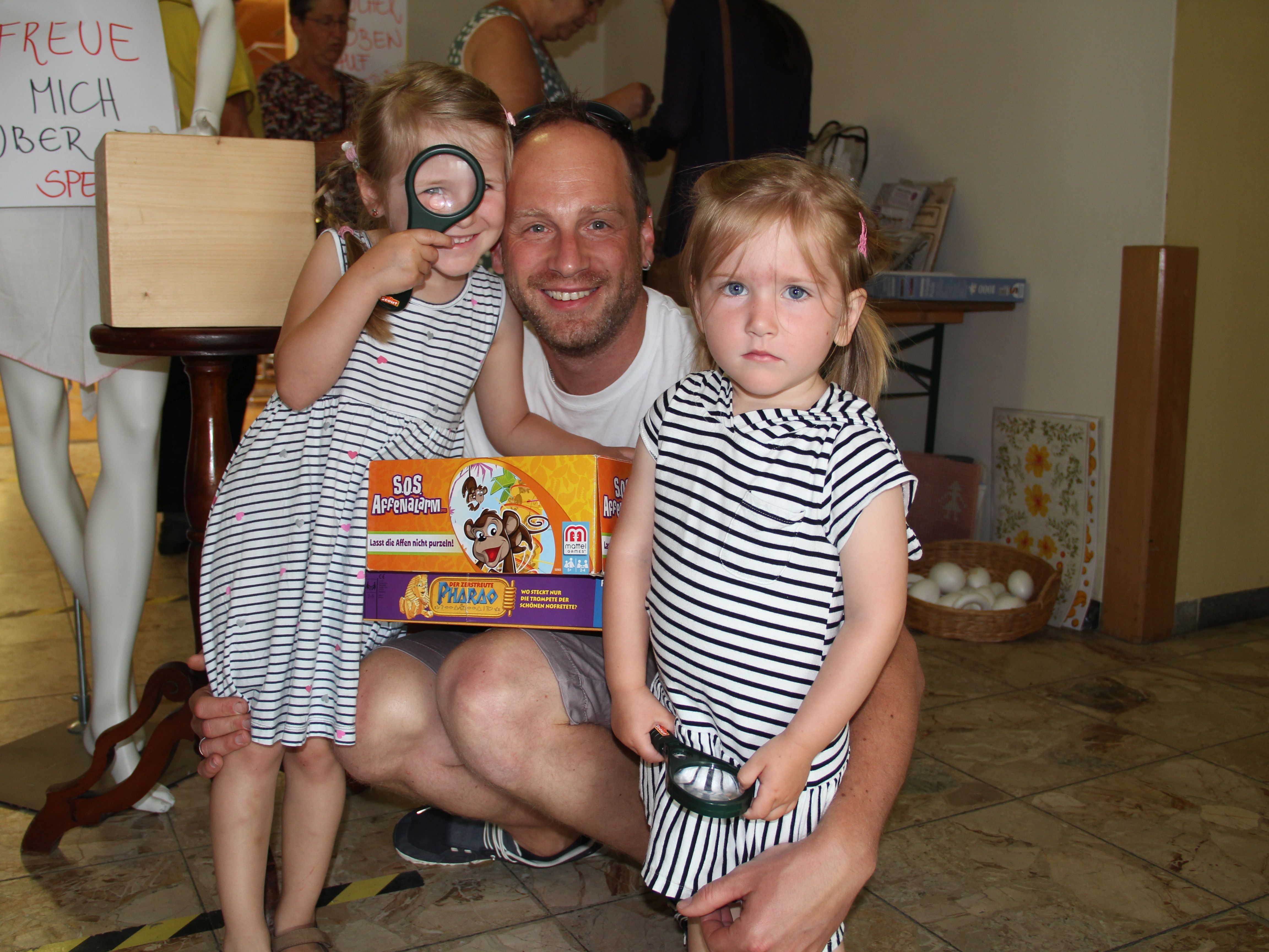 Lukas Stüttler mit seinen beiden Töchtern Sophia und Lena hatte gleich für beide etwas Passendes gefunden. Lukas Stüttler mit seinen beiden Töchtern Sophia und Lena hatte gleich für beide etwas Passendes gefunden.