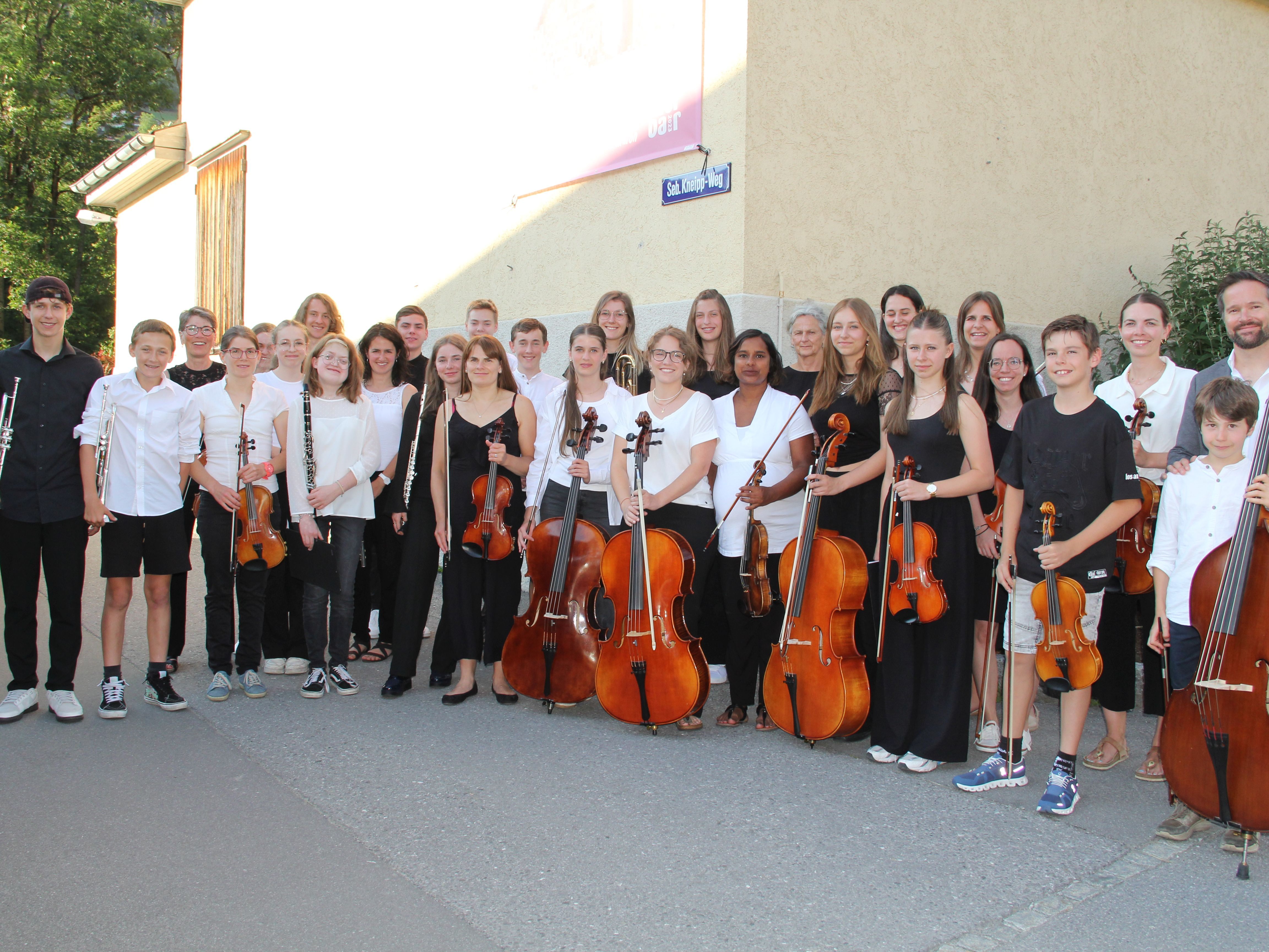 Das Musikschulorchester unter der Leitung von Waltraud Pfefferkorn begeisterte. Das Musikschulorchester unter der Leitung von Waltraud Pfefferkorn begeisterte.