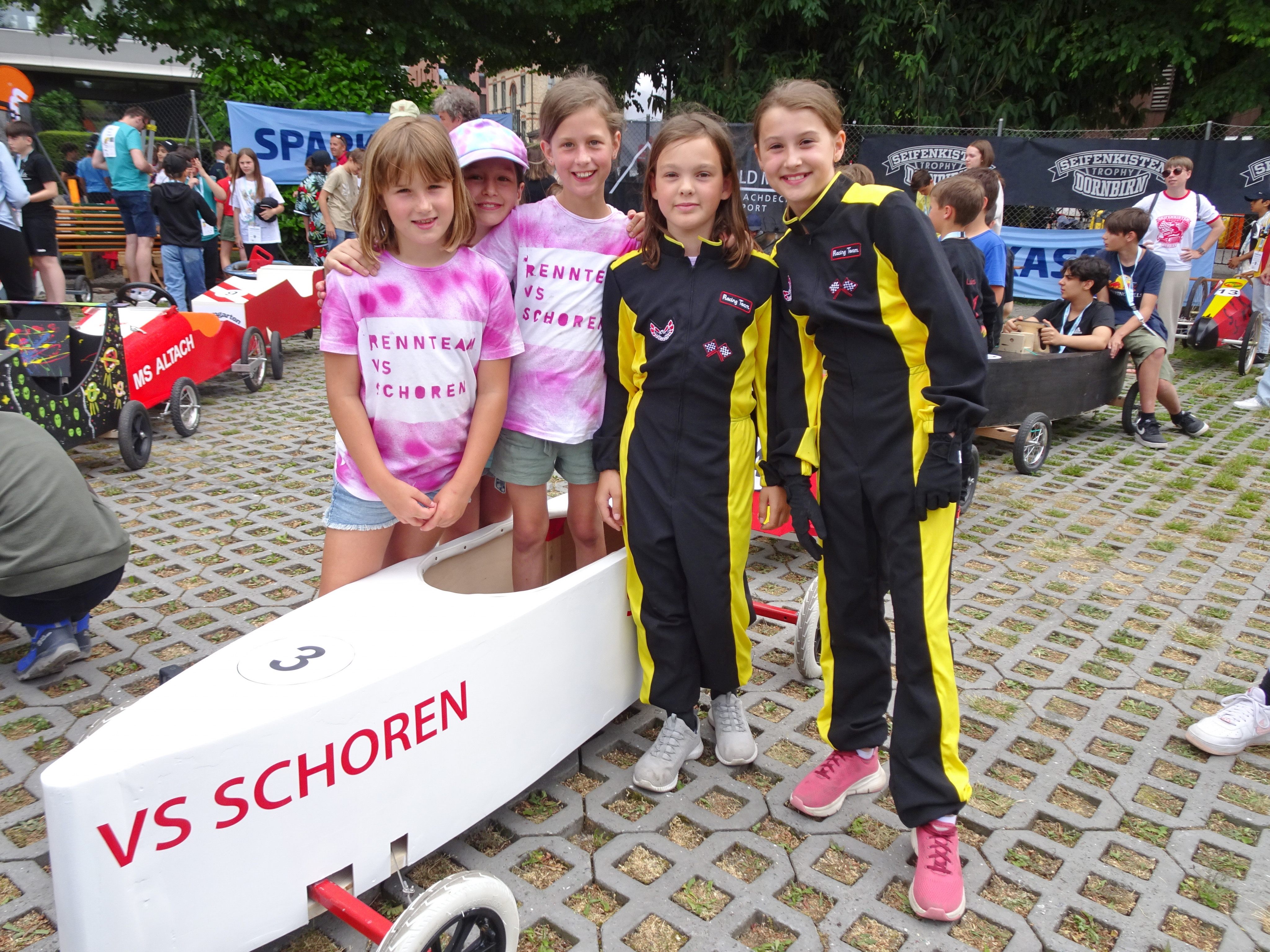 Gekommen, um zu siegen - die Mädels der VS Schoren holten sich gleich den Sieg bei ihrer Seifenkisten-Premiere. Gekommen, um zu siegen - die Mädels der VS Schoren holten sich gleich den Sieg bei ihrer Seifenkisten-Premiere.