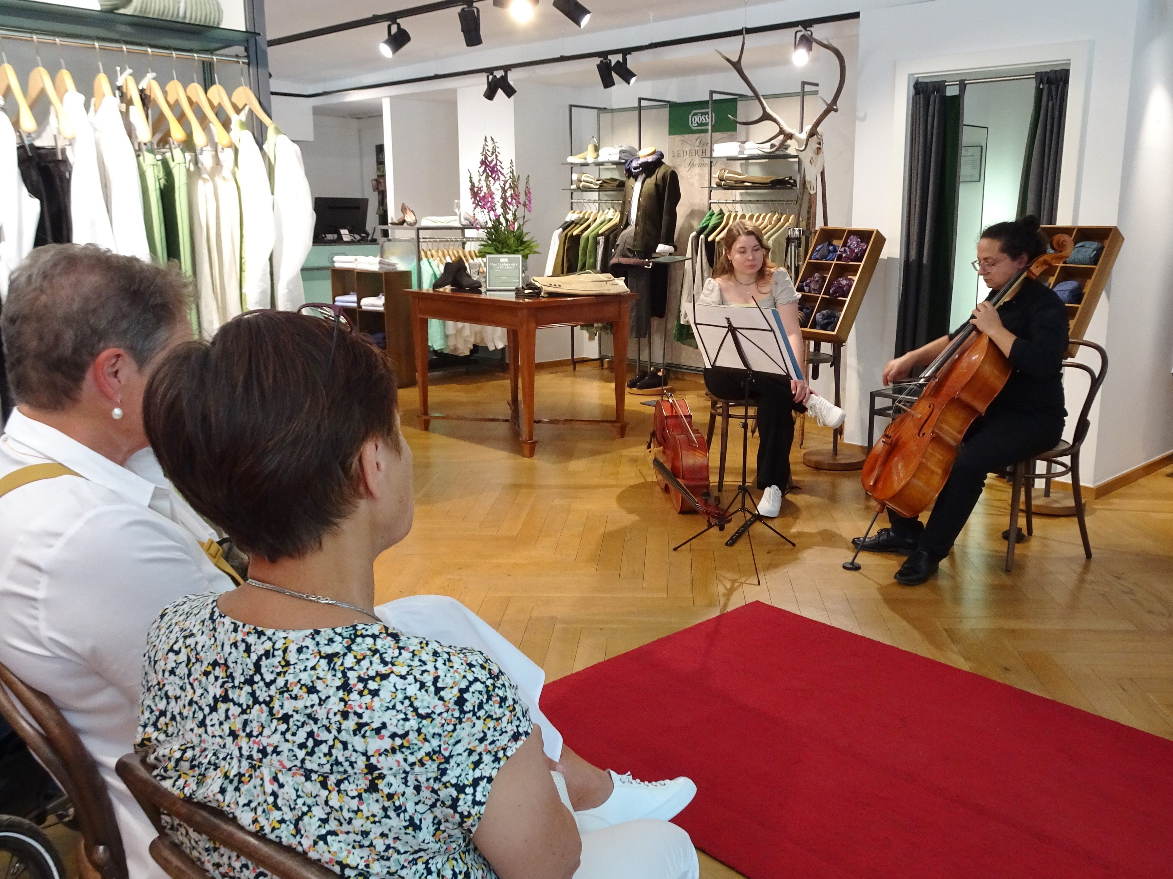 Juan Camillo und Corina Tiefenthaler begeisterten das Publikum im Trachtenshop Gössl. Juan Camillo und Corina Tiefenthaler begeisterten das Publikum im Trachtenshop Gössl.
