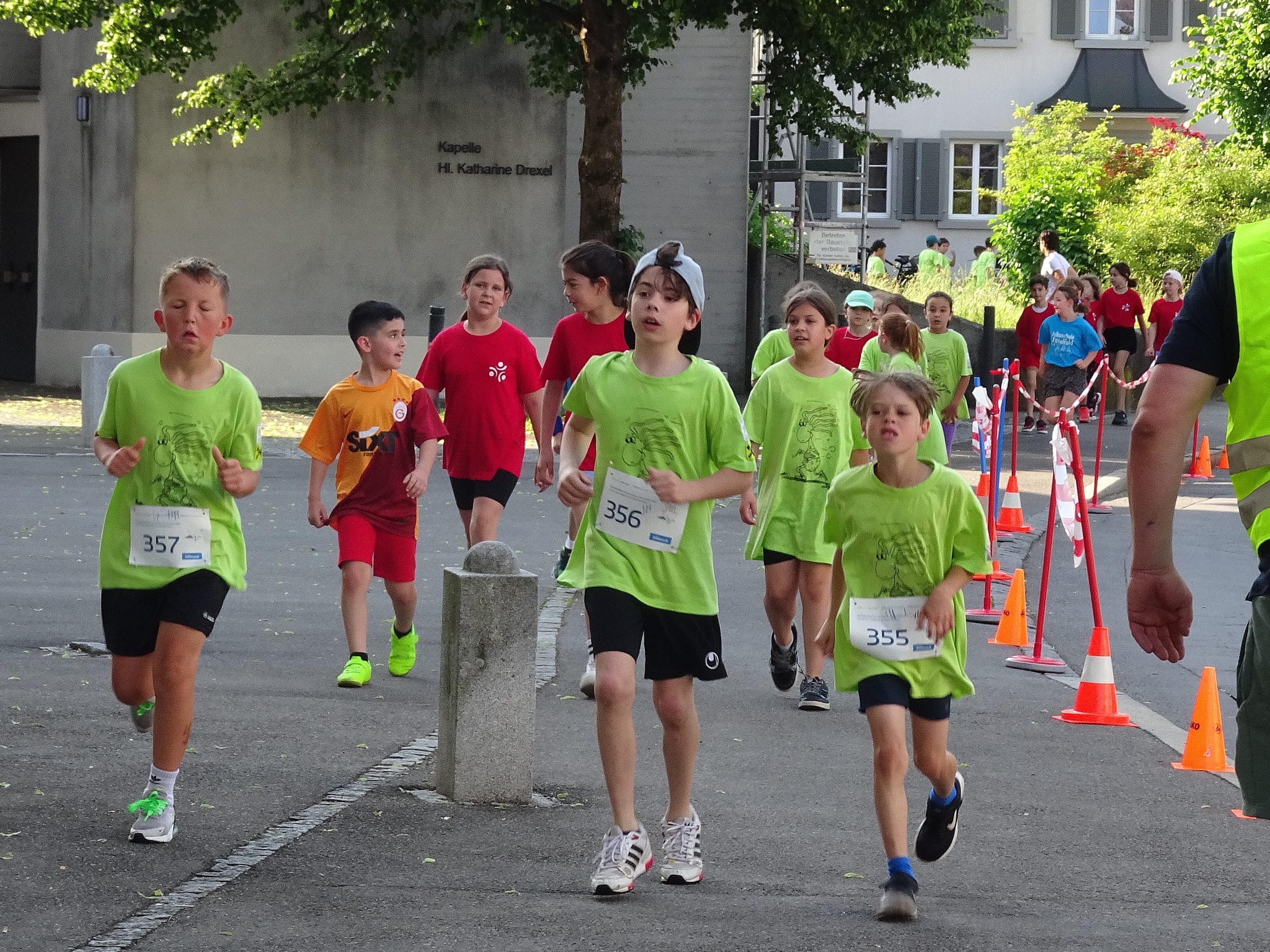 Die Kinder gaben beim diesjährigen Hatler Stundenlauf wieder alles und drehten zahlreiche Runden um die Kirche. Die Kinder gaben beim diesjährigen Hatler Stundenlauf wieder alles und drehten zahlreiche Runden um die Kirche.