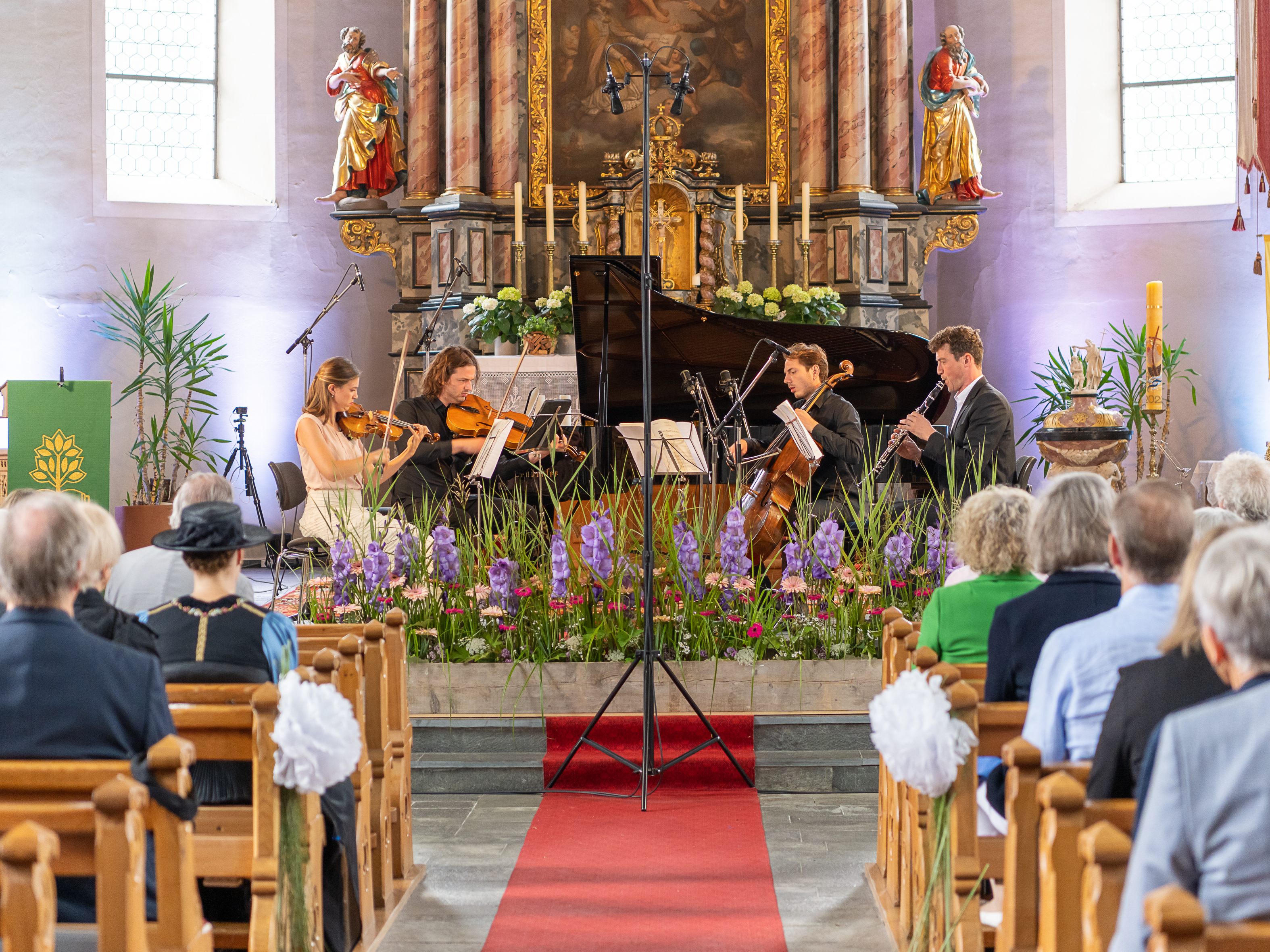 Szene aus einem Konzert 2022 in der Krumbacher Pfarrkirche St. Martin.