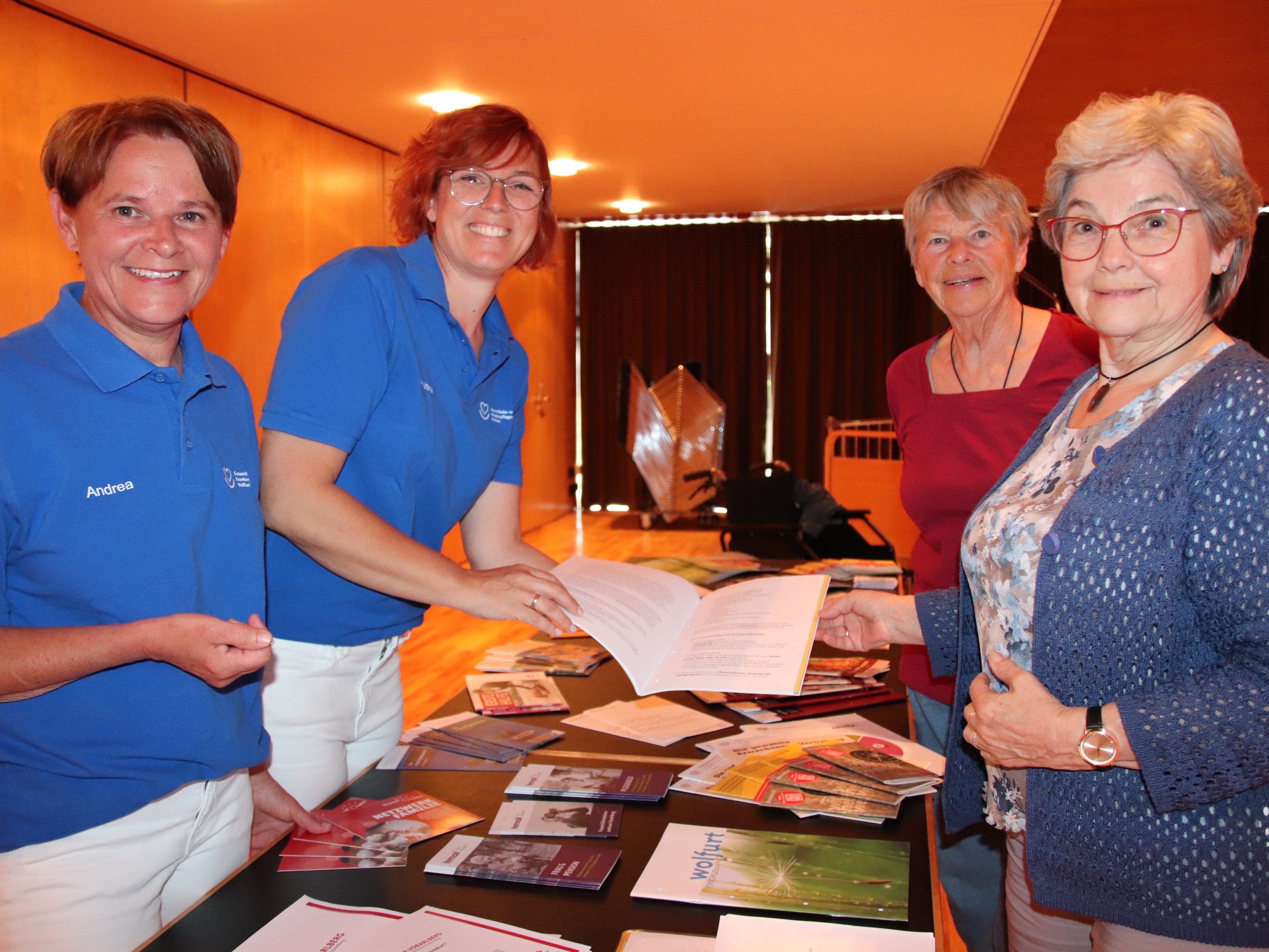 Communitiy Nurses Andrea Schwarz und Johanna Kaufmann im Gespräch mit Hildegard Büchele und Anuschka Anhof. Communitiy Nurses Andrea Schwarz und Johanna Kaufmann im Gespräch mit Hildegard Büchele und Anuschka Anhof.