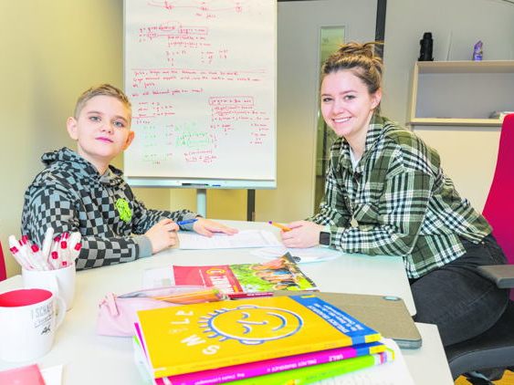 In den Ferien bietet die AK kostenfreie Lernhilfe in Deutsch, Mathematik und Englisch an. Hier lernt Maximilian Finyes mit Annika Lins für das Fach Englisch. In den Ferien bietet die AK kostenfreie Lernhilfe in Deutsch, Mathematik und Englisch an. Hier lernt Maximilian Finyes mit Annika Lins für das Fach Englisch.