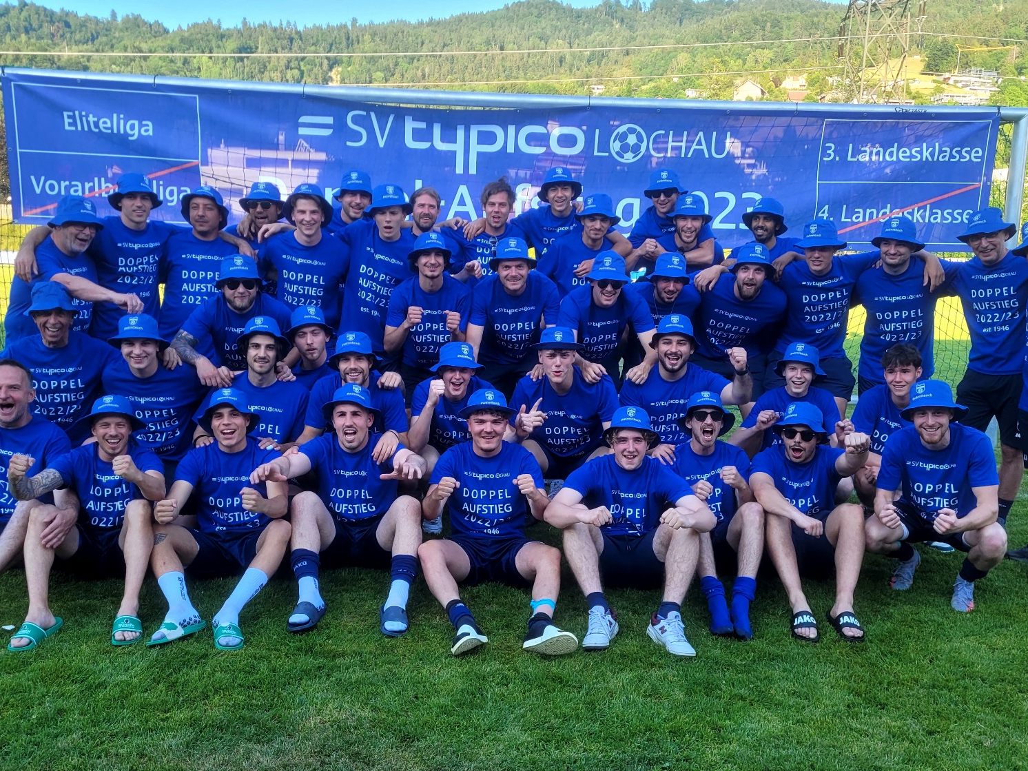 Große Doppel-Aufstiegs-Party des SV typico Lochau im Stadion Hoferfeld nach einer erfolgreich abgeschlossenen Meisterschaft 2022/2023, im Bild die Kampfmannschaft und die Lochau 1b Juniors.